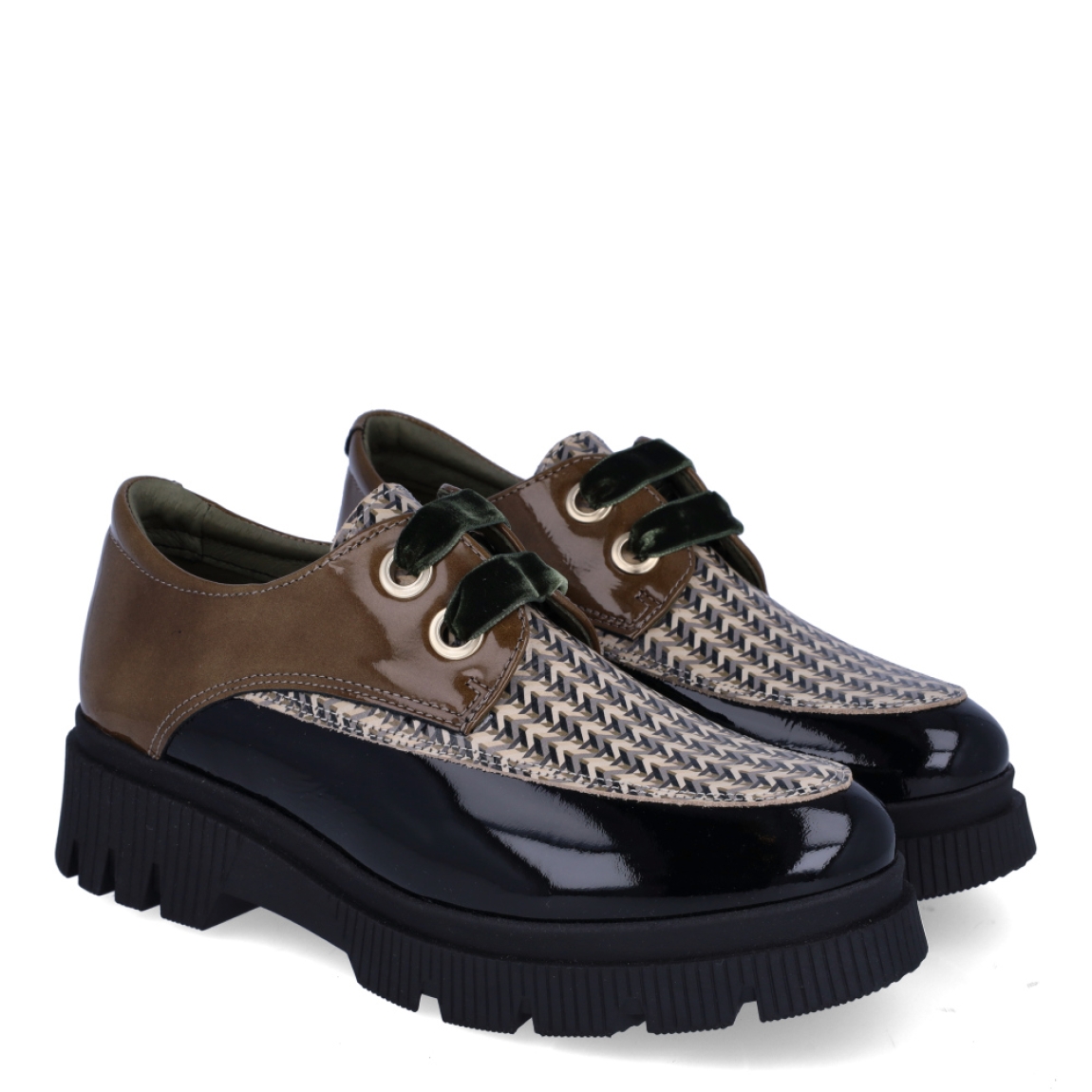 Blucher de la marca Munné, modelo PILAR05. Elaborado en charol color taupe con estampado en pala. Interior en piel color taupe. Cierre de blucher Muné con cordones color negro. Suela con plataforma de 3cm de altura. Estas blucher Munné PILAR05 son ideales para ti!