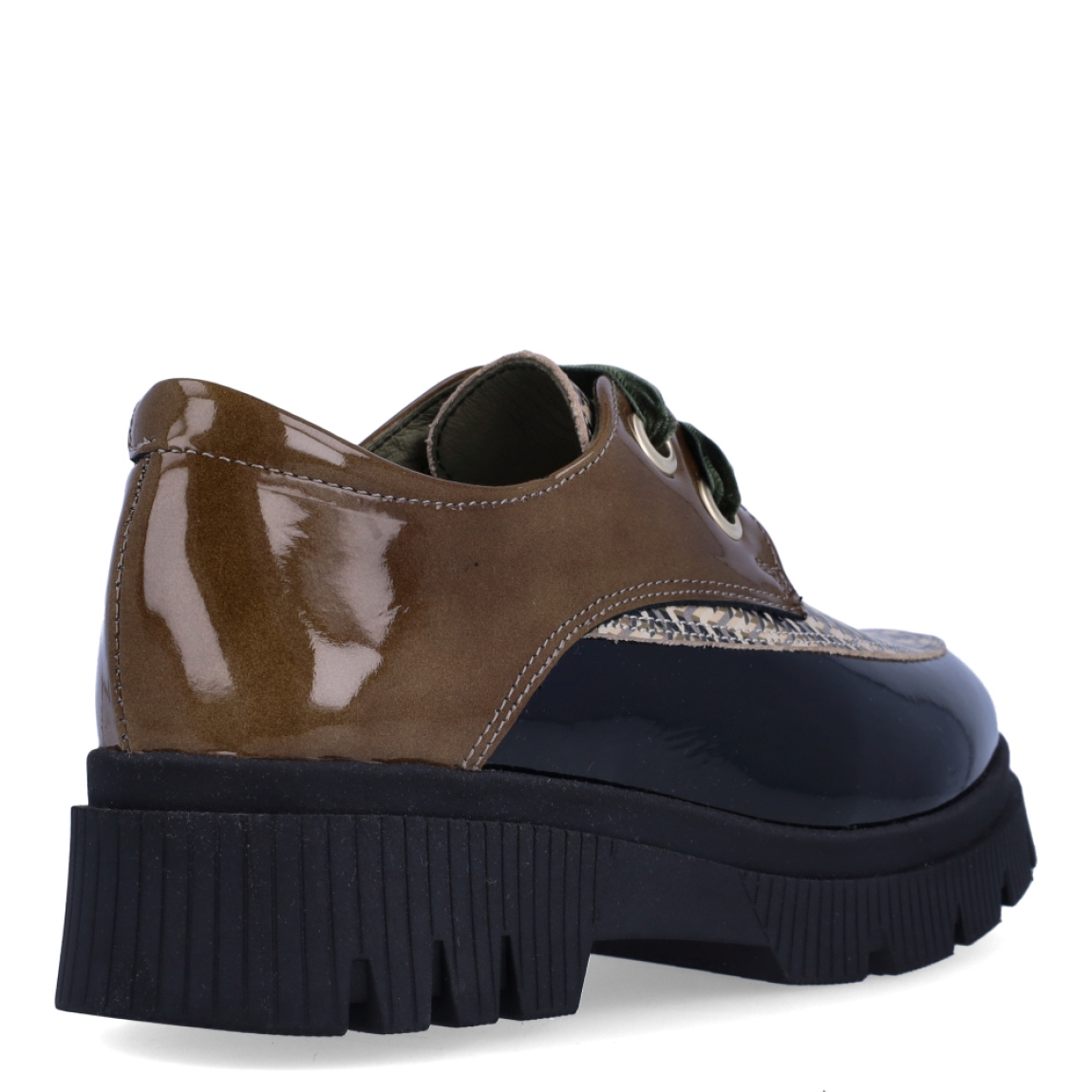 Blucher de la marca Munné, modelo PILAR05. Elaborado en charol color taupe con estampado en pala. Interior en piel color taupe. Cierre de blucher Muné con cordones color negro. Suela con plataforma de 3cm de altura. Estas blucher Munné PILAR05 son ideales para ti!