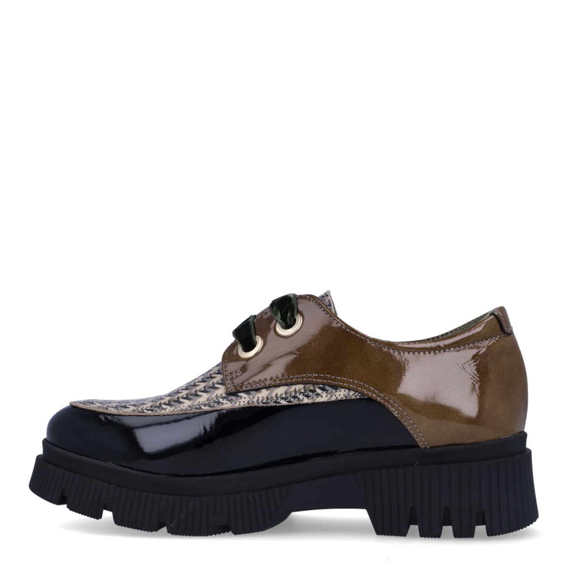 Blucher de la marca Munné, modelo PILAR05. Elaborado en charol color taupe con estampado en pala. Interior en piel color taupe. Cierre de blucher Muné con cordones color negro. Suela con plataforma de 3cm de altura. Estas blucher Munné PILAR05 son ideales para ti!