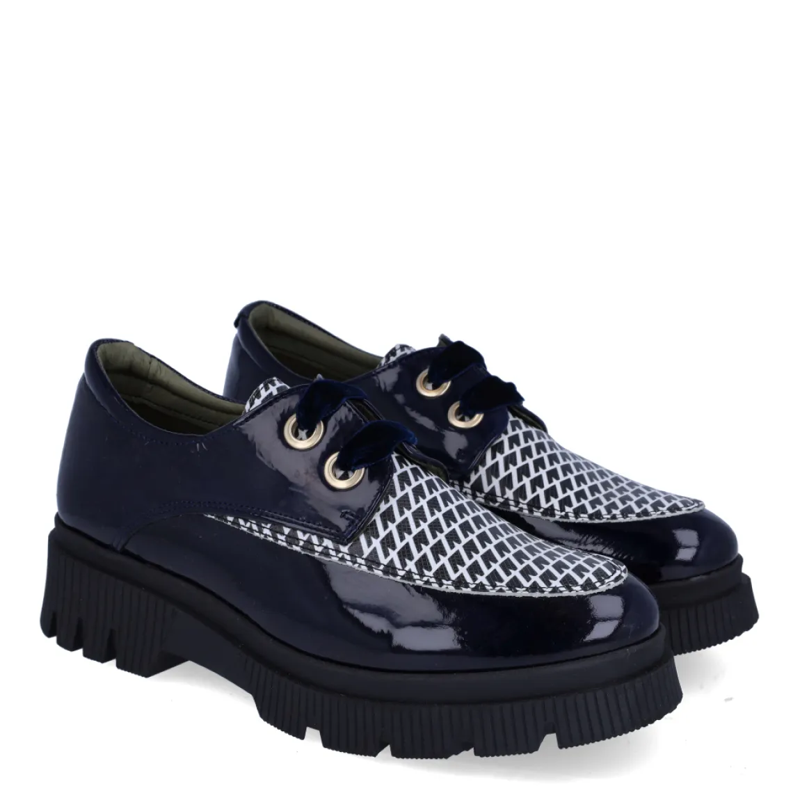Blucher de la marca Munné, modelo PILAR05. Elaborado en charol color azul marino con estampado en pala. Interior en piel color taupe. Cierre de blucher Muné con cordones color negro. Suela con plataforma de 3cm de altura. Estas blucher Munné PILAR05 son ideales para ti!