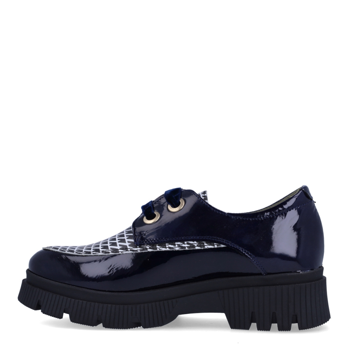 Blucher de la marca Munné, modelo PILAR05. Elaborado en charol color azul marino con estampado en pala. Interior en piel color taupe. Cierre de blucher Muné con cordones color negro. Suela con plataforma de 3cm de altura. Estas blucher Munné PILAR05 son ideales para ti!