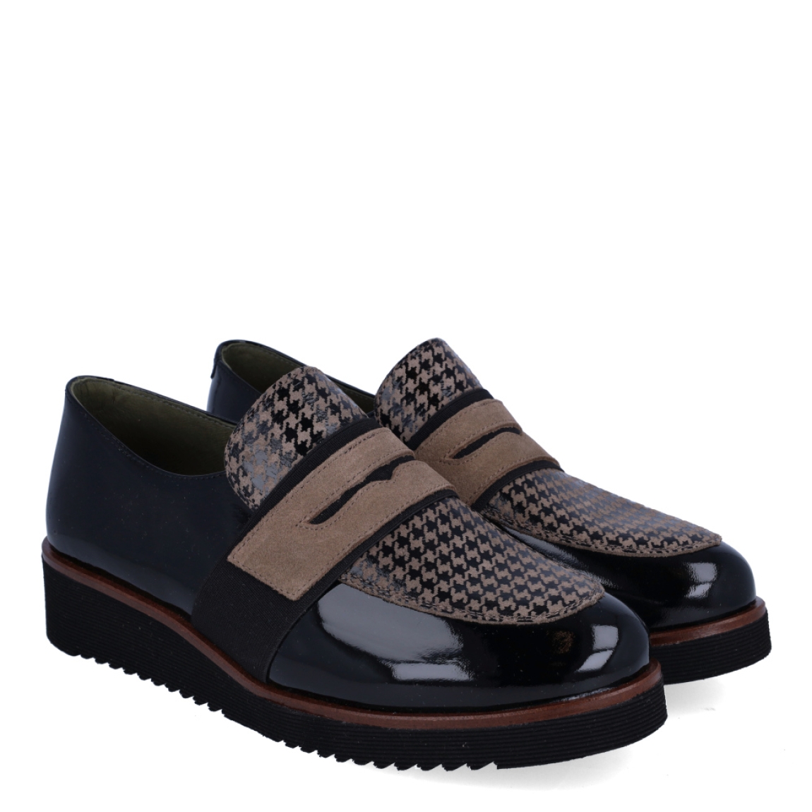 Mocasines de la marca Munné, modelo ESTHER01. Elaborado en charol color negro con estampado en pala. Interior en piel color negro. Suela con plataforma de 3cm de altura. Estos mocasines Munné ESTHER01 son ideales para ti!