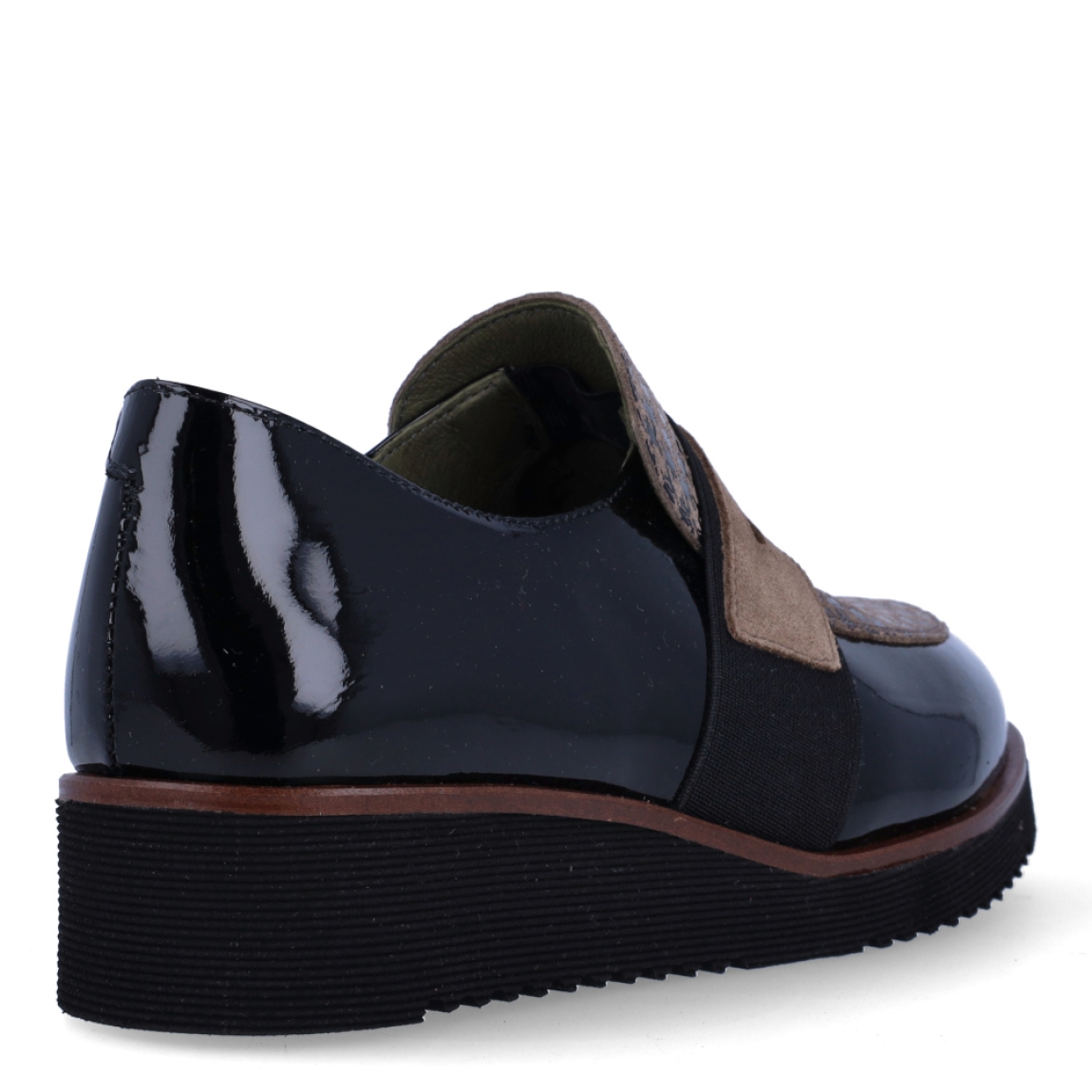 Mocasines de la marca Munné, modelo ESTHER01. Elaborado en charol color negro con estampado en pala. Interior en piel color negro. Suela con plataforma de 3cm de altura. Estos mocasines Munné ESTHER01 son ideales para ti!