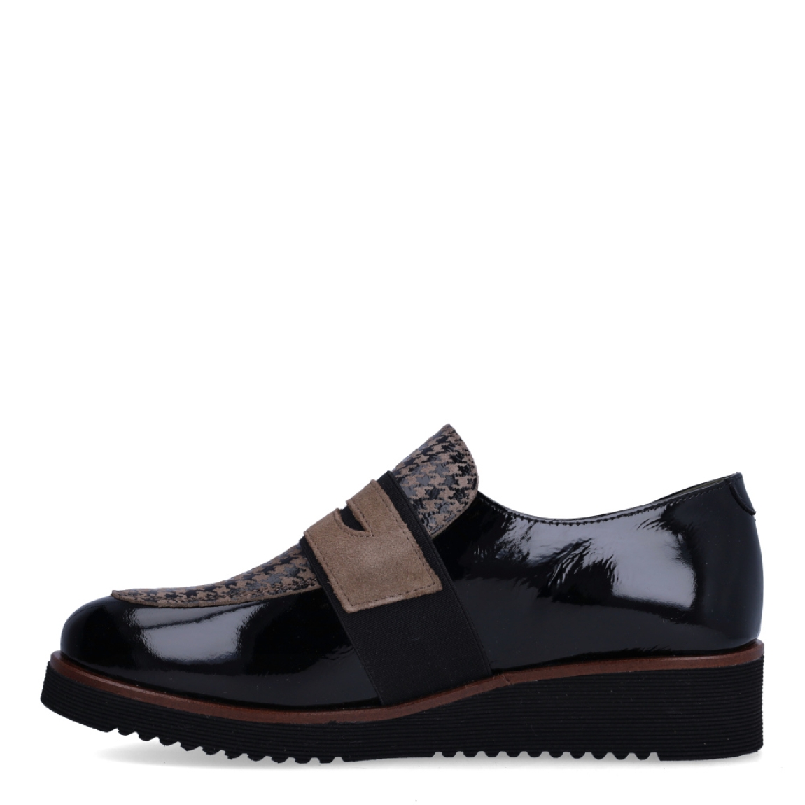Mocasines de la marca Munné, modelo ESTHER01. Elaborado en charol color negro con estampado en pala. Interior en piel color negro. Suela con plataforma de 3cm de altura. Estos mocasines Munné ESTHER01 son ideales para ti!