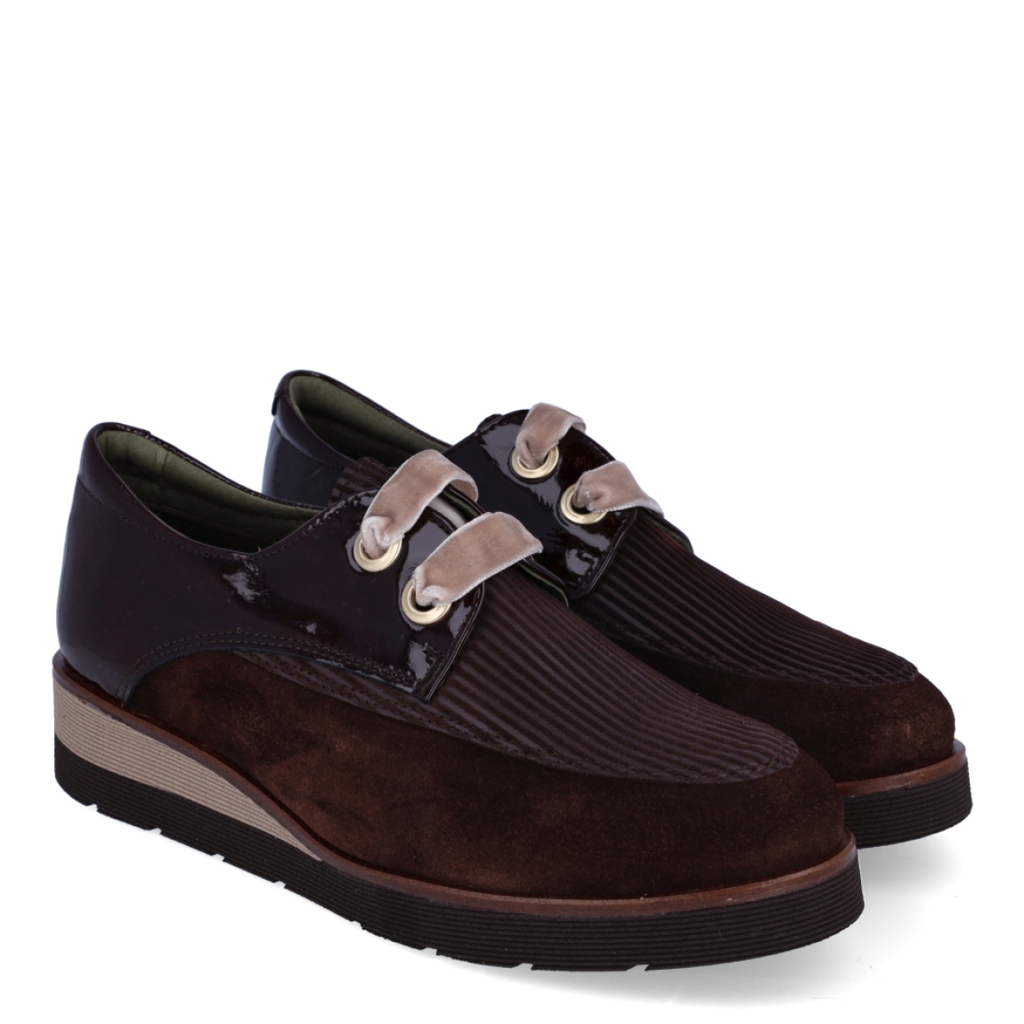 Blucher de la marca Munné, modelo PILAR05. Elaborado en naylon color marrón. Interior en piel color marrón. Cierre de blucher Muné con cordones de seda color taupe. Suela con plataforma de 3cm de altura. Estas blucher Munné PILAR05 son ideales para ti!