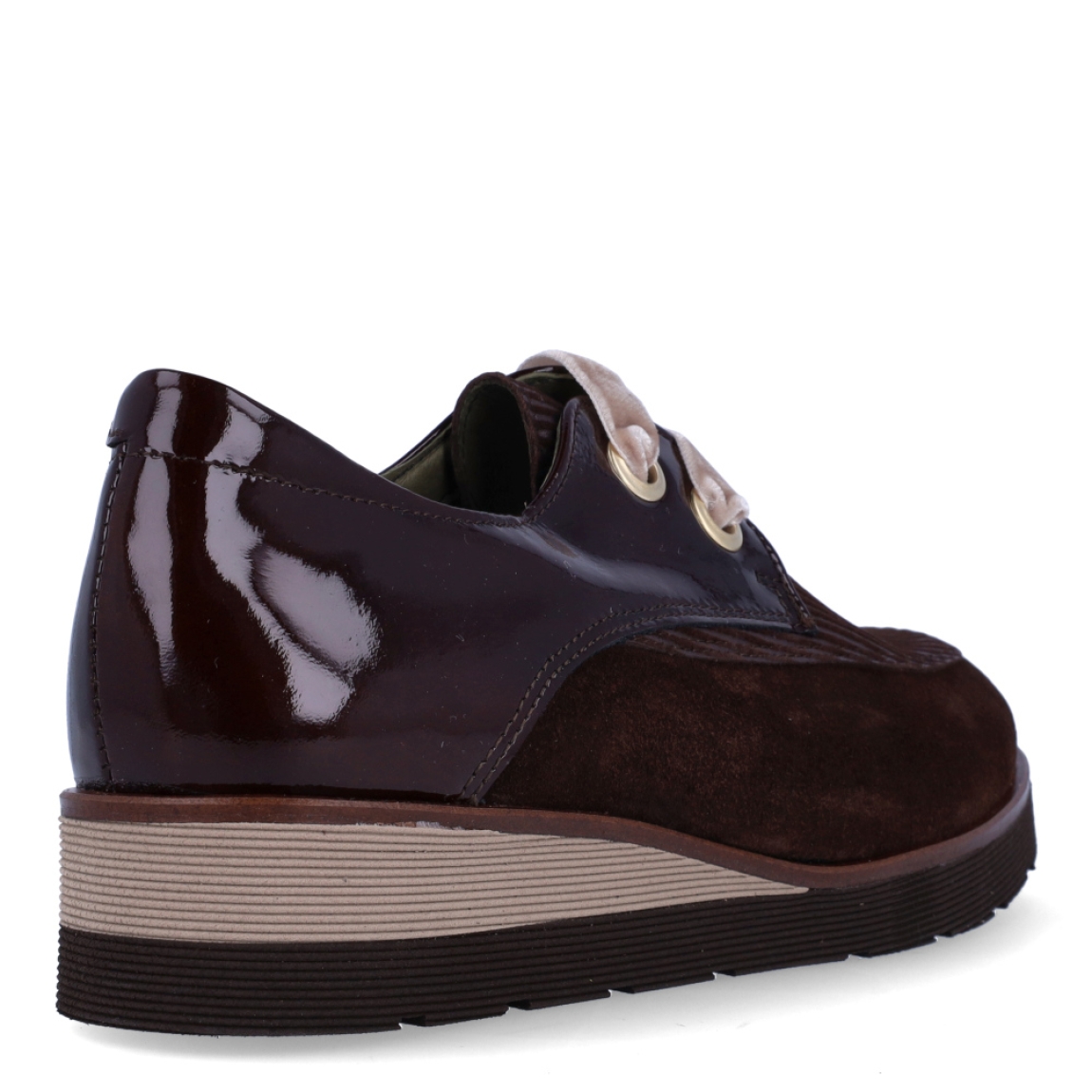Blucher de la marca Munné, modelo PILAR05. Elaborado en naylon color marrón. Interior en piel color marrón. Cierre de blucher Muné con cordones de seda color taupe. Suela con plataforma de 3cm de altura. Estas blucher Munné PILAR05 son ideales para ti!