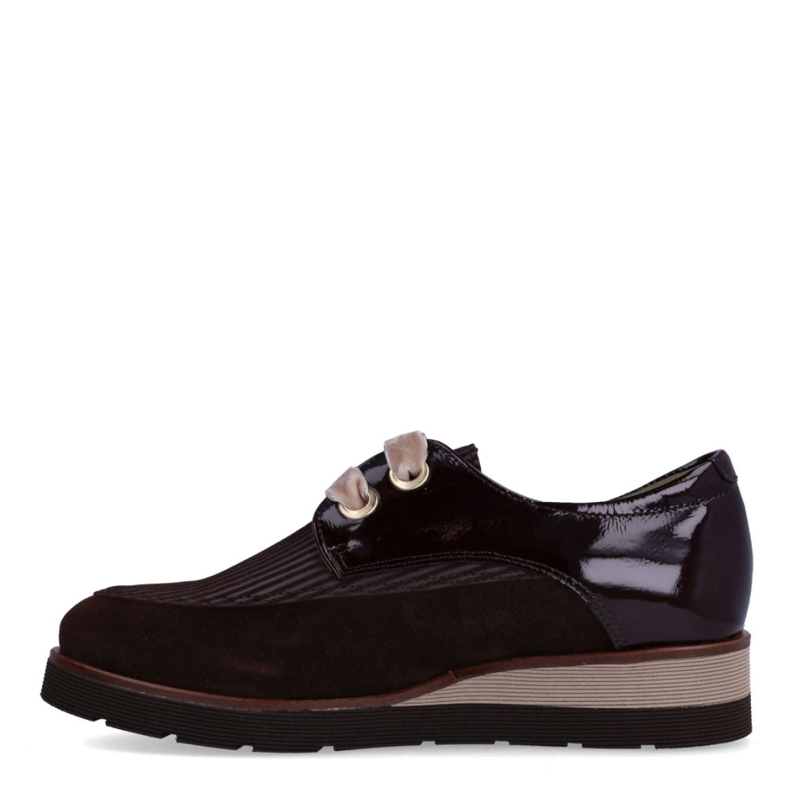 Blucher de la marca Munné, modelo PILAR05. Elaborado en naylon color marrón. Interior en piel color marrón. Cierre de blucher Muné con cordones de seda color taupe. Suela con plataforma de 3cm de altura. Estas blucher Munné PILAR05 son ideales para ti!