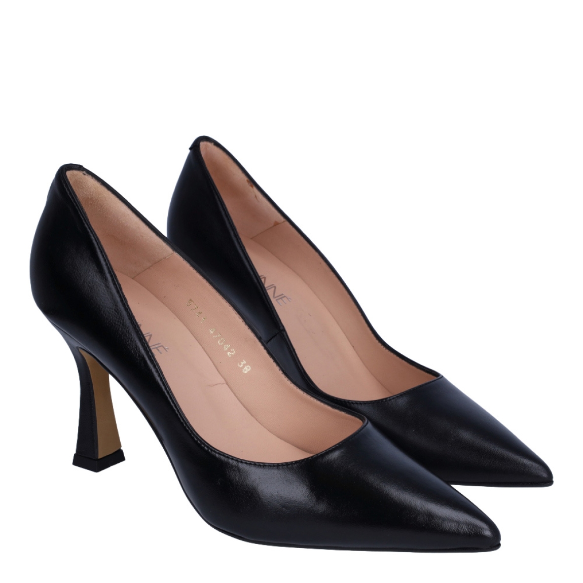 Salones de la marca Munné, modelo DELFINA. Elaborados en piel color negro oscuro con punta de lápiz. Interior en piel color nude con plantilla acolchada para máxima comodidad. Salones clásicos con tacón de 7cm de altura. Estos salones Munné DELFINA, son un complemento que estilizará tus looks!