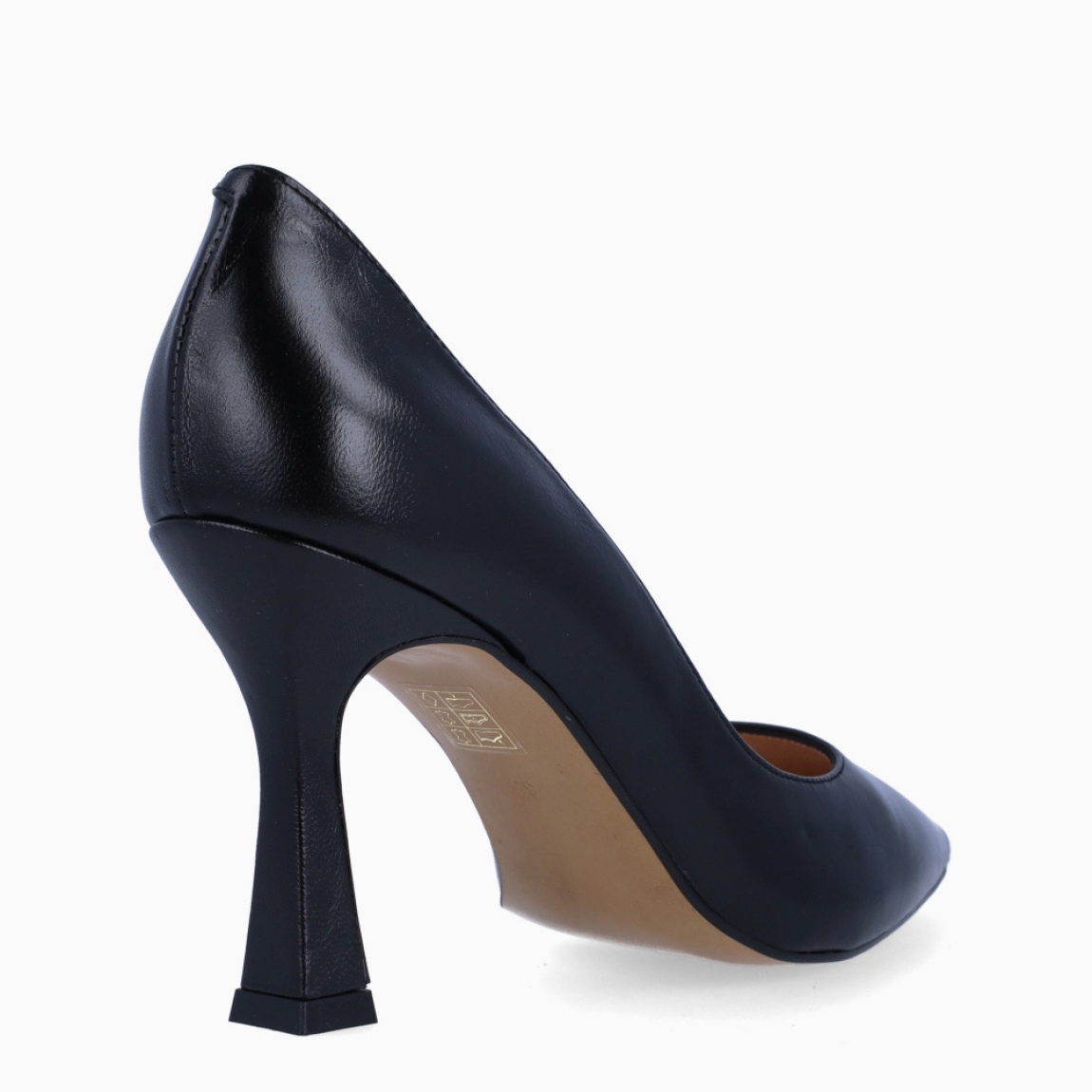 Salones de la marca Munné, modelo DELFINA. Elaborados en piel color negro oscuro con punta de lápiz. Interior en piel color nude con plantilla acolchada para máxima comodidad. Salones clásicos con tacón de 7cm de altura. Estos salones Munné DELFINA, son un complemento que estilizará tus looks!