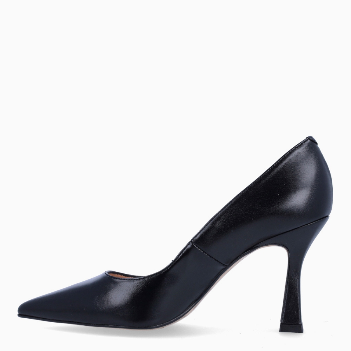 Salones de la marca Munné, modelo DELFINA. Elaborados en piel color negro oscuro con punta de lápiz. Interior en piel color nude con plantilla acolchada para máxima comodidad. Salones clásicos con tacón de 7cm de altura. Estos salones Munné DELFINA, son un complemento que estilizará tus looks!