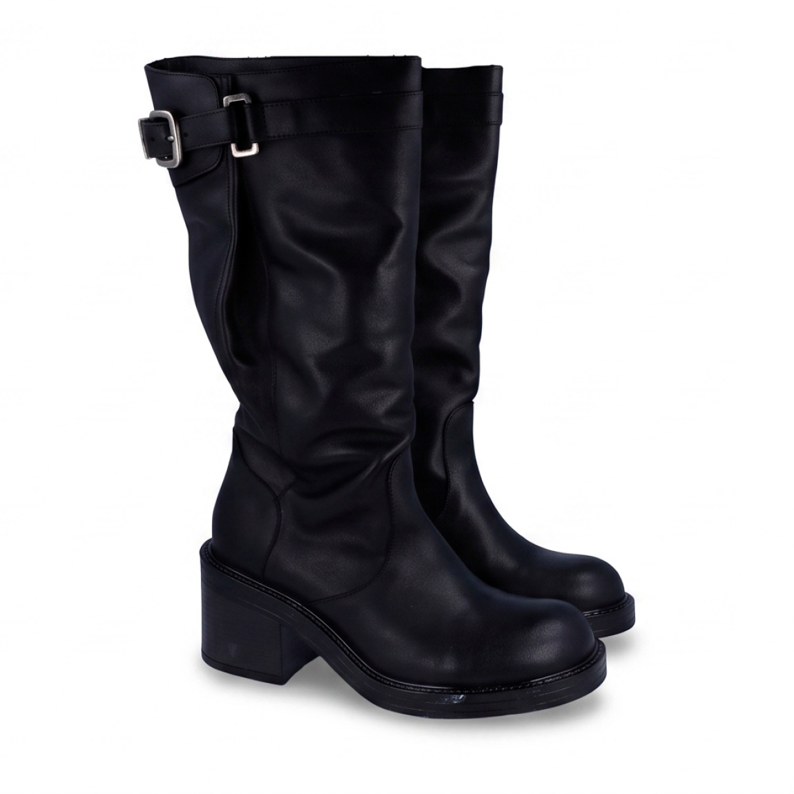 Botas de tacón de la marca Itse, modelo PRINCIPE. Estas botas de piel negra de alta calidad destacan por su diseño de tendencia con efecto arrugado (slouchy),que aporta un toque desenfadado y sofisticado a cualquier look de diario. Confeccionadas íntegramente en piel de primera calidad tanto en el exterior como en todo su forro interior, garantizan una transpirabilidad superior y una pisada suave durante todo el día. Su caña incorpora una hebilla superior ajustable, pensada para adaptarse a la perfección tanto a gemelos estrechos como anchos. Gracias a la amplitud y flexibilidad de su estructura, son muy fáciles de calzar sin necesidad de cremallera interior.