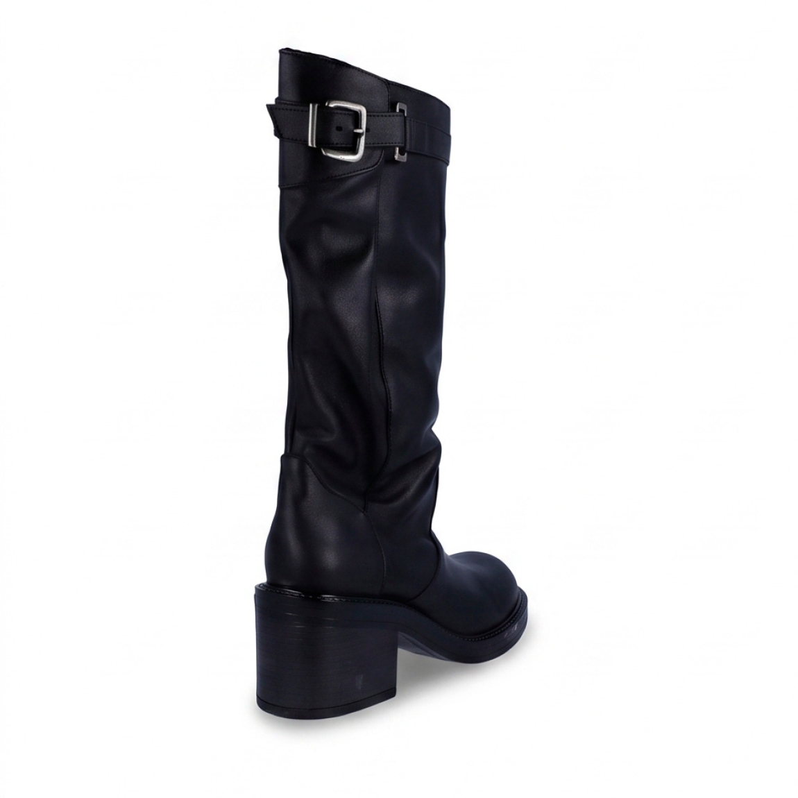 Botas de tacón de la marca Itse, modelo PRINCIPE. Estas botas de piel negra de alta calidad destacan por su diseño de tendencia con efecto arrugado (slouchy),que aporta un toque desenfadado y sofisticado a cualquier look de diario. Confeccionadas íntegramente en piel de primera calidad tanto en el exterior como en todo su forro interior, garantizan una transpirabilidad superior y una pisada suave durante todo el día. Su caña incorpora una hebilla superior ajustable, pensada para adaptarse a la perfección tanto a gemelos estrechos como anchos. Gracias a la amplitud y flexibilidad de su estructura, son muy fáciles de calzar sin necesidad de cremallera interior.