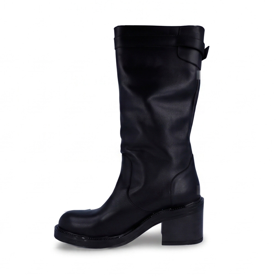 Botas de tacón de la marca Itse, modelo PRINCIPE. Estas botas de piel negra de alta calidad destacan por su diseño de tendencia con efecto arrugado (slouchy),que aporta un toque desenfadado y sofisticado a cualquier look de diario. Confeccionadas íntegramente en piel de primera calidad tanto en el exterior como en todo su forro interior, garantizan una transpirabilidad superior y una pisada suave durante todo el día. Su caña incorpora una hebilla superior ajustable, pensada para adaptarse a la perfección tanto a gemelos estrechos como anchos. Gracias a la amplitud y flexibilidad de su estructura, son muy fáciles de calzar sin necesidad de cremallera interior.