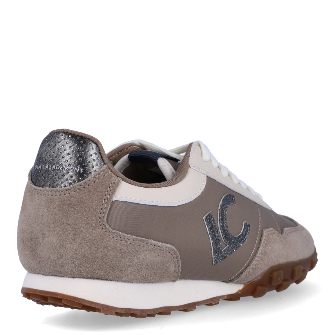 Deportiva de la marca Lola Casademunt, modelo GRETA. Deportivas estilo retro running confeccionadas en tejido de nailon técnico en tono gris topo combinado con piezas de serraje al tono, piezas en contraste color crudo y el icónico logo LC lateral con efecto glitter. Cuentan con cierre de cordones para un ajuste óptimo, horma estilizada ideal para pies de ancho normal a estrecho y un piso plano de goma caramelo dentado que aporta excelente tracción y una pisada ligera durante todo el día. ¡El toque urbano y chic perfecto para elevar tus looks de diario!
