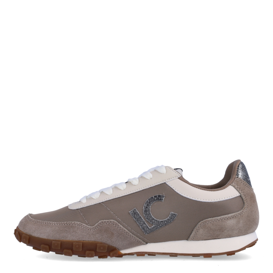 Deportiva de la marca Lola Casademunt, modelo GRETA. Deportivas estilo retro running confeccionadas en tejido de nailon técnico en tono gris topo combinado con piezas de serraje al tono, piezas en contraste color crudo y el icónico logo LC lateral con efecto glitter. Cuentan con cierre de cordones para un ajuste óptimo, horma estilizada ideal para pies de ancho normal a estrecho y un piso plano de goma caramelo dentado que aporta excelente tracción y una pisada ligera durante todo el día. ¡El toque urbano y chic perfecto para elevar tus looks de diario!