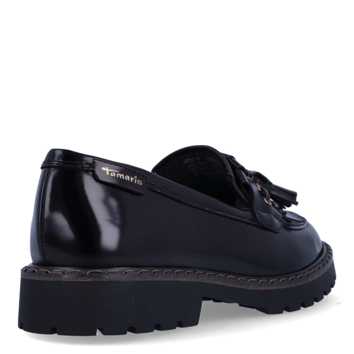 Zapatos estilo mocasín de la marca Tamaris, modelo CAMDEN. Confeccionados en piel de primera calidad con acabado acharolado marrón oscuro, destacan por su diseño clásico con detalle de flecos, borlas y herrajes dorados sobre el empeine. Su horma suave y flexible se adapta fácilmente a todo tipo de pie, ofreciendo un ajuste cómodo desde la primera puesta. Incorporan una plantilla acolchada de alto confort y una suela track de goma dentada con cerco pespunteado, perfecta para aislar del frío y asegurar un agarre impecable. Funcionan genial con calcetines a la vista y minifaldas de tablas, vestidos camiseros o tejanos anchos con jersey de punto grueso. ¡El calzado de tendencia clave para esta temporada!