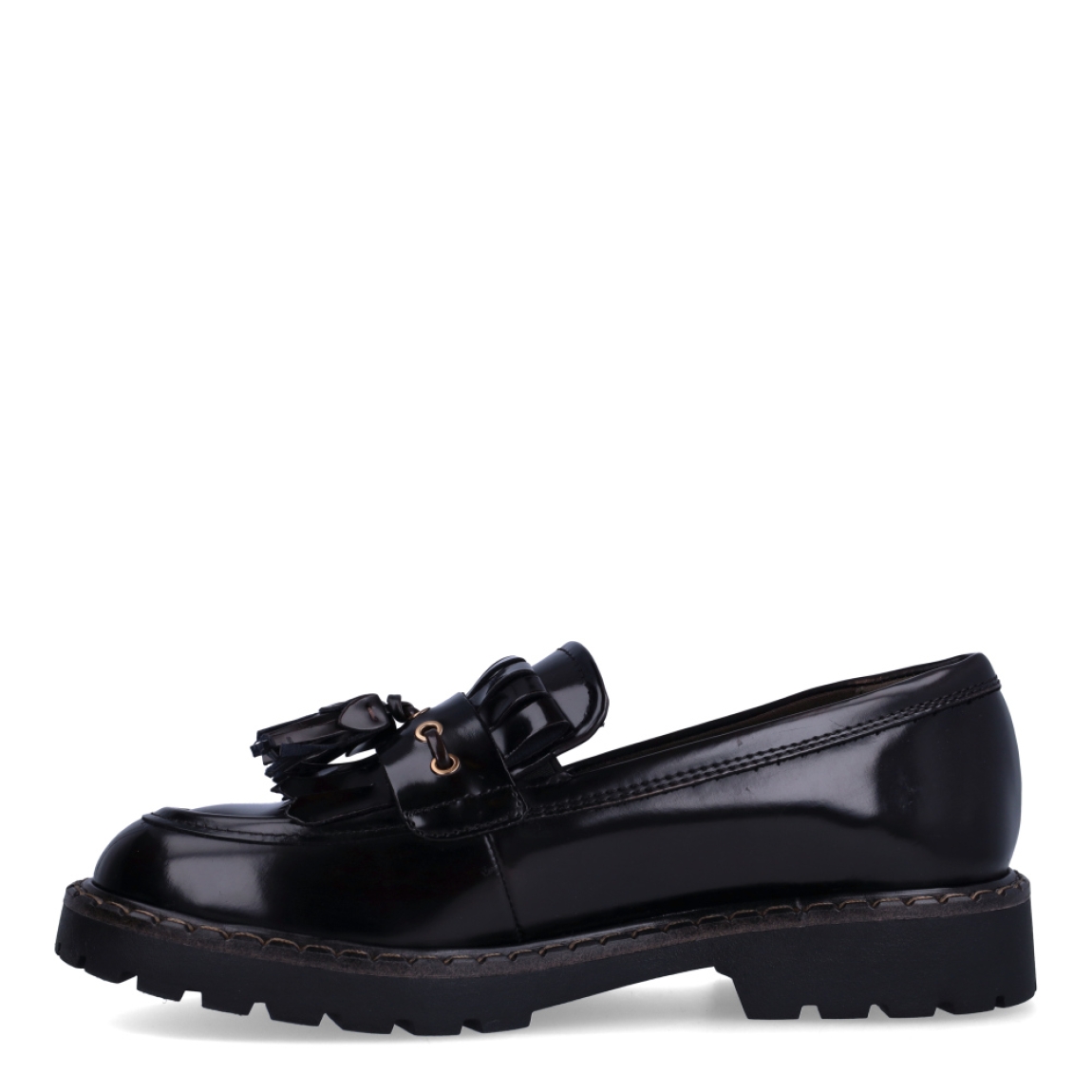Zapatos estilo mocasín de la marca Tamaris, modelo CAMDEN. Confeccionados en piel de primera calidad con acabado acharolado marrón oscuro, destacan por su diseño clásico con detalle de flecos, borlas y herrajes dorados sobre el empeine. Su horma suave y flexible se adapta fácilmente a todo tipo de pie, ofreciendo un ajuste cómodo desde la primera puesta. Incorporan una plantilla acolchada de alto confort y una suela track de goma dentada con cerco pespunteado, perfecta para aislar del frío y asegurar un agarre impecable. Funcionan genial con calcetines a la vista y minifaldas de tablas, vestidos camiseros o tejanos anchos con jersey de punto grueso. ¡El calzado de tendencia clave para esta temporada!