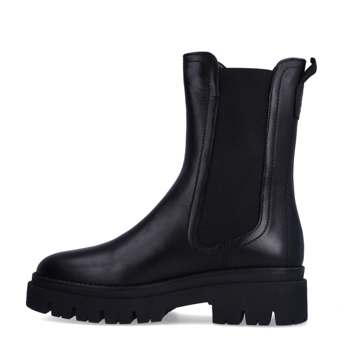 Botines chelsea de caña media de la marca Tamaris, modelo TRACK. Confeccionados en piel lisa negra de alta calidad, presentan una silueta limpia con anchos elásticos laterales y tirador trasero para calzarse con total facilidad. Incorporan plantilla interior acolchada de alto confort y una suela track con cuña de 5 cm que aísla eficazmente del frío, sumando altura con gran estabilidad. Quedan espectaculares con tejanos anchos, pantalones de vestir o contrastando con vestidos midi fluidos y cazadoras de cuero. ¡El básico contemporáneo definitivo para un estilo impecable y cómodo todos los días!