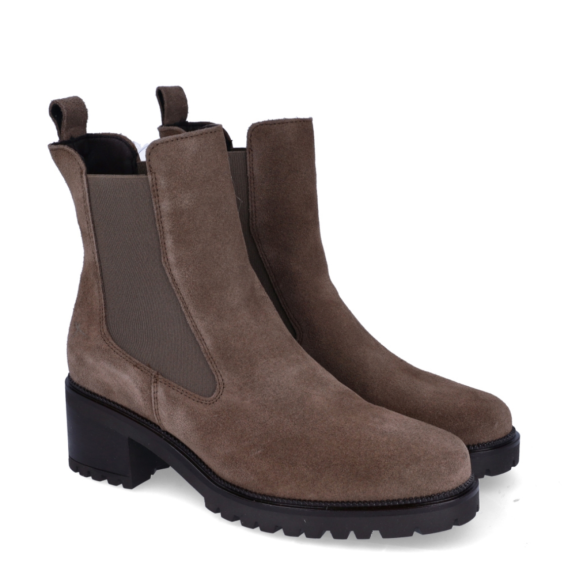Botines chelsea de tacón de la marca Tamaris, modelo SAND. Confeccionados en suave piel de ante en un favorecedor tono taupe, presentan caña media con elásticos laterales en contraste y tirador trasero para un calce suave y rápido. Incorporan plantilla interior acolchada de alto confort, un estable tacón ancho en bloque de 4 cm y una suela track de goma dentada que asegura aislamiento térmico y gran agarre. Sientan de cine con tejanos anchos, pantalones de vestir en tonos tierra o vestidos midi con prendas de punto y abrigos de paño. ¡El botín versátil y cómodo definitivo para elevar tus conjuntos diarios con un toque de pura tendencia!