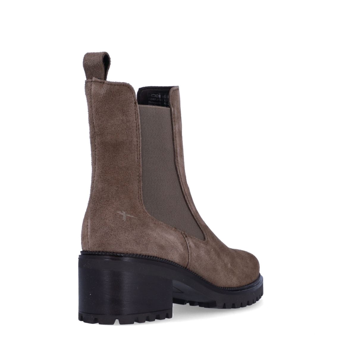 Botines chelsea de tacón de la marca Tamaris, modelo SAND. Confeccionados en suave piel de ante en un favorecedor tono taupe, presentan caña media con elásticos laterales en contraste y tirador trasero para un calce suave y rápido. Incorporan plantilla interior acolchada de alto confort, un estable tacón ancho en bloque de 4 cm y una suela track de goma dentada que asegura aislamiento térmico y gran agarre. Sientan de cine con tejanos anchos, pantalones de vestir en tonos tierra o vestidos midi con prendas de punto y abrigos de paño. ¡El botín versátil y cómodo definitivo para elevar tus conjuntos diarios con un toque de pura tendencia!