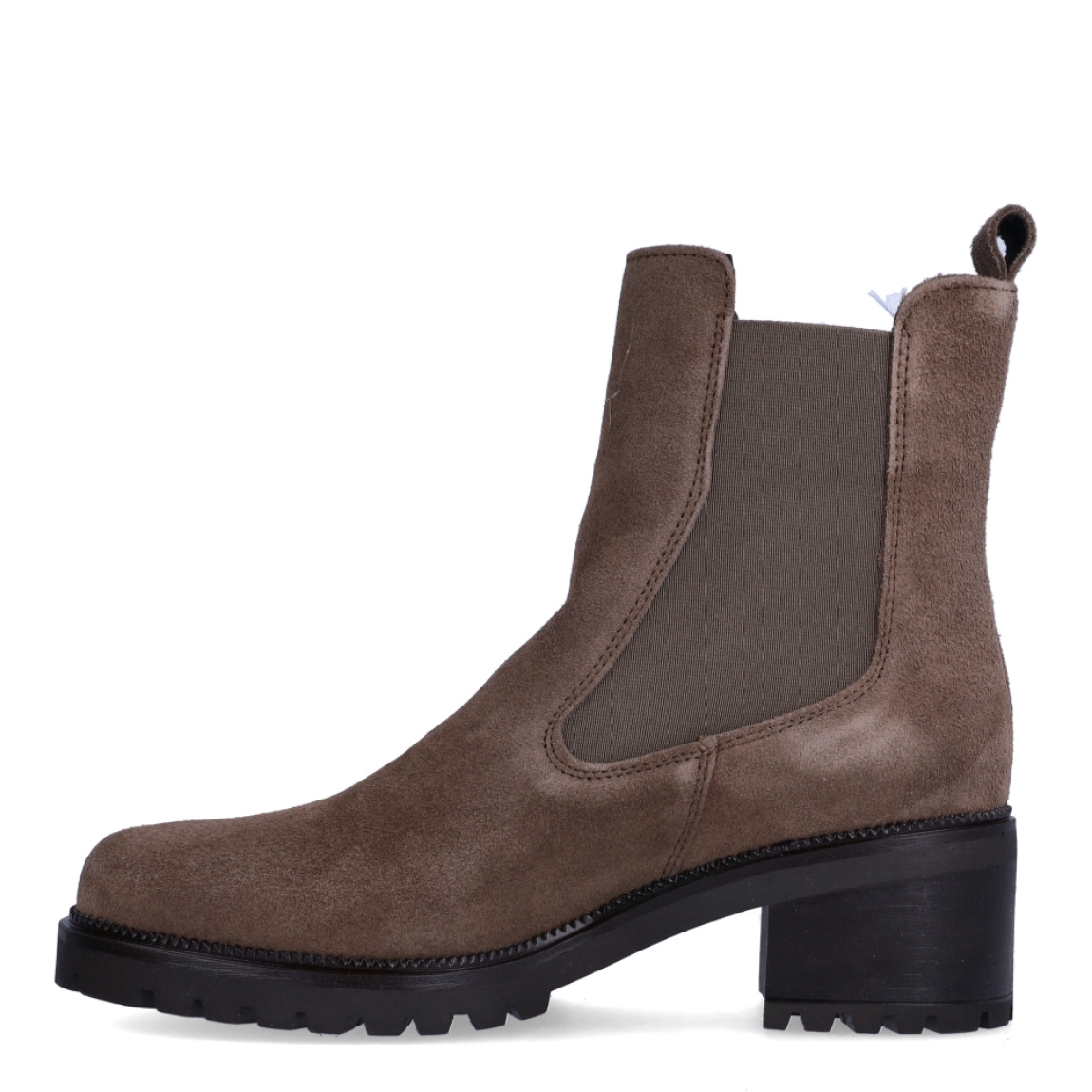 Botines chelsea de tacón de la marca Tamaris, modelo SAND. Confeccionados en suave piel de ante en un favorecedor tono taupe, presentan caña media con elásticos laterales en contraste y tirador trasero para un calce suave y rápido. Incorporan plantilla interior acolchada de alto confort, un estable tacón ancho en bloque de 4 cm y una suela track de goma dentada que asegura aislamiento térmico y gran agarre. Sientan de cine con tejanos anchos, pantalones de vestir en tonos tierra o vestidos midi con prendas de punto y abrigos de paño. ¡El botín versátil y cómodo definitivo para elevar tus conjuntos diarios con un toque de pura tendencia!