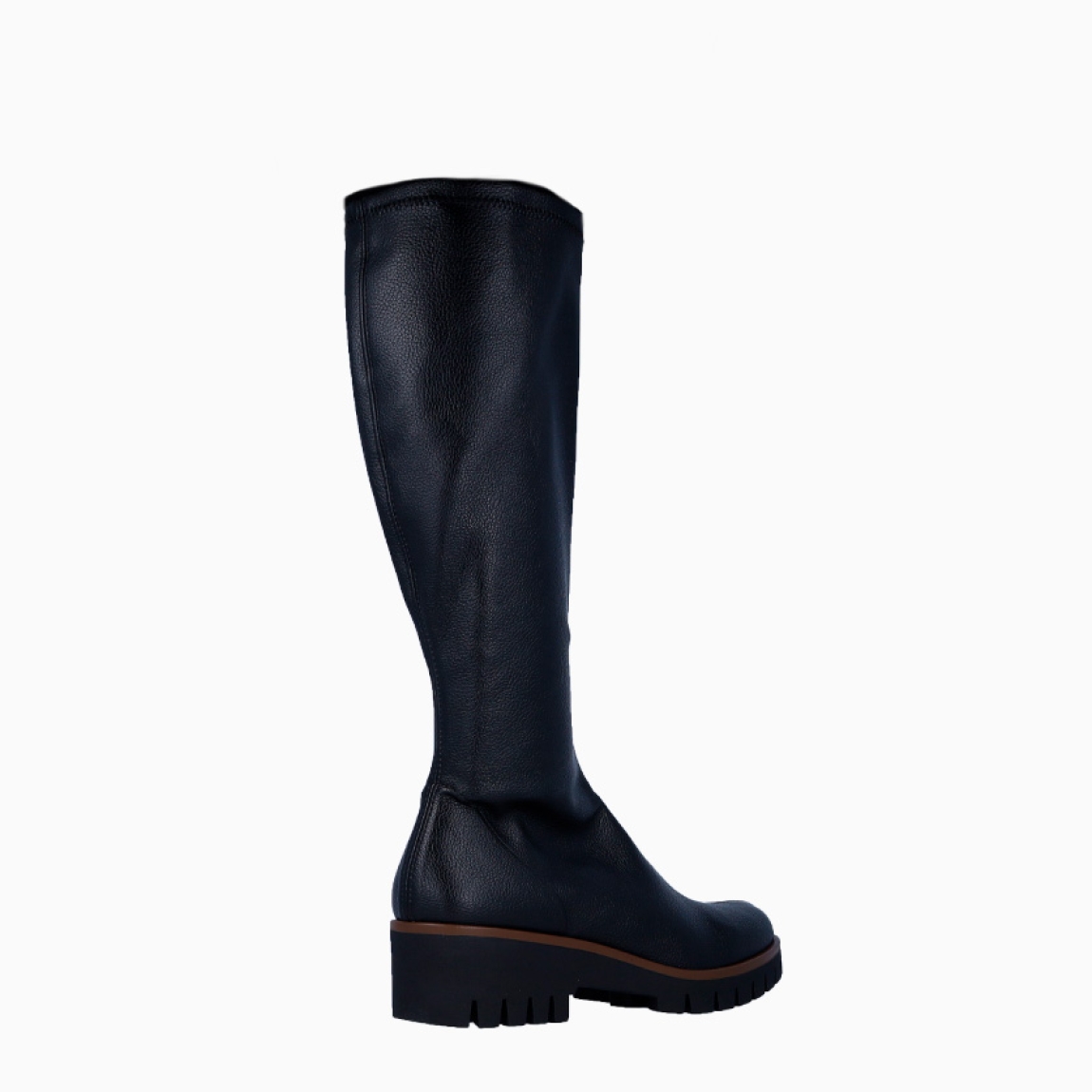 Botas de la marca Munné, modelo DUNE. Exterior en piel color negro con cierre de cremallera. Interior en piel color negro con plantilla extraíble para máxima comodidad. Suela dentada con cuña de 4cm. Estas botas Munné DUNE son unas clásicas, ideales para esta temporada!