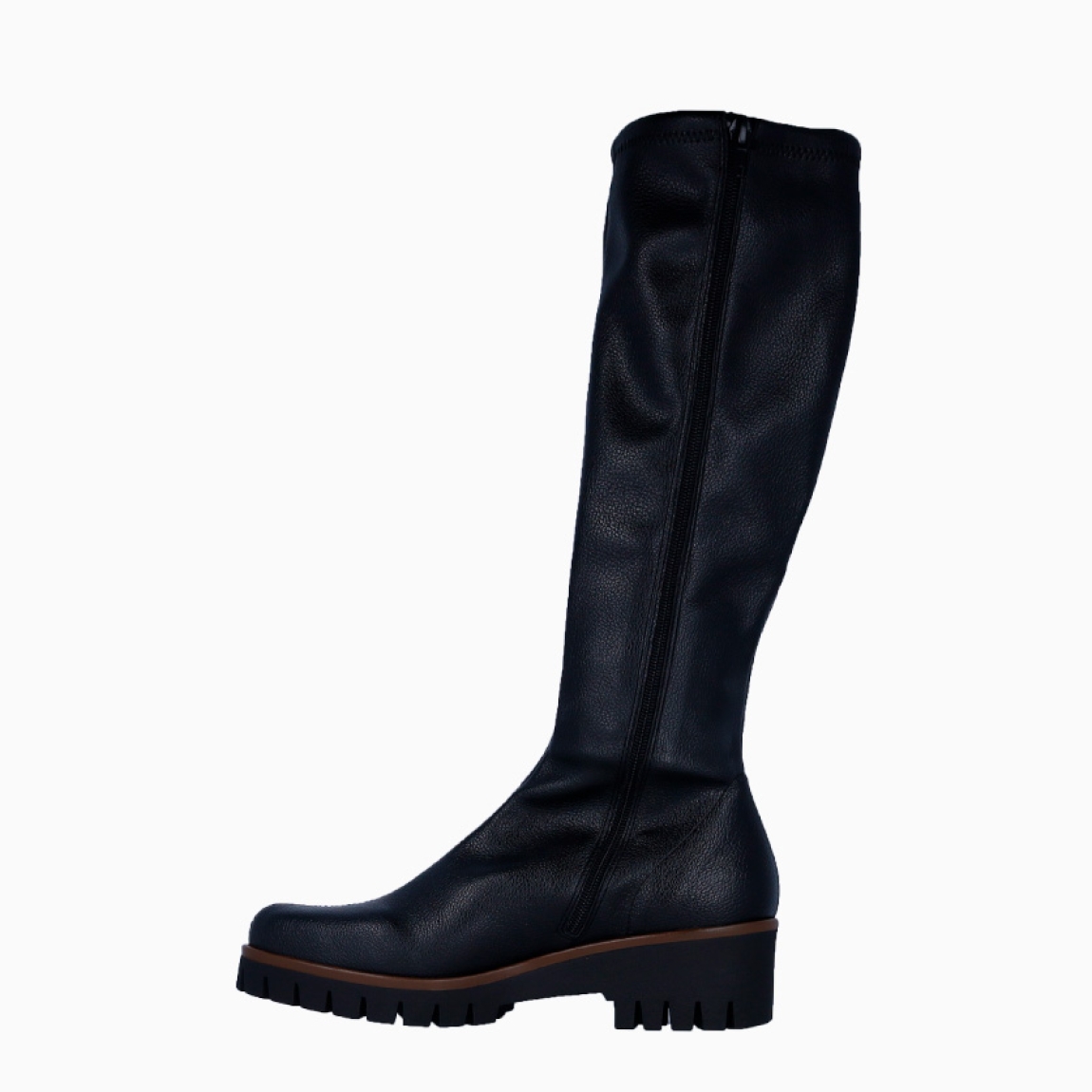 Botas de la marca Munné, modelo DUNE. Exterior en piel color negro con cierre de cremallera. Interior en piel color negro con plantilla extraíble para máxima comodidad. Suela dentada con cuña de 4cm. Estas botas Munné DUNE son unas clásicas, ideales para esta temporada!