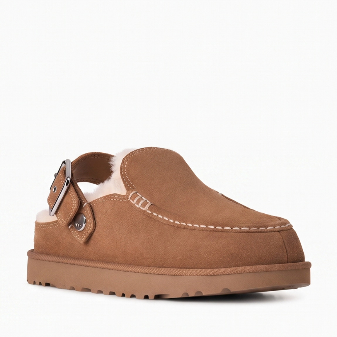 Zuecos tipo mocasín de la marca UGG, modelo GOLDENSTAR EVELINA. Elaborados en ante de primera calidad color cuero. Cuentan con una correa ajustable con hebilla metálica que puedes llevar plegada hacia delante o alrededor del talón. Logotipo de UGG® grabado. Forro interior de piel cálida y plantilla contorneada para un confort absoluto. Suela ligera de goma EVA de caña de azúcar con ligera plataforma y relieve dentado. ¡Estos zuecos UGG GOLDENSTAR EVELINA son un complemento ideal en comodidad y estilo para tus looks de diario!
