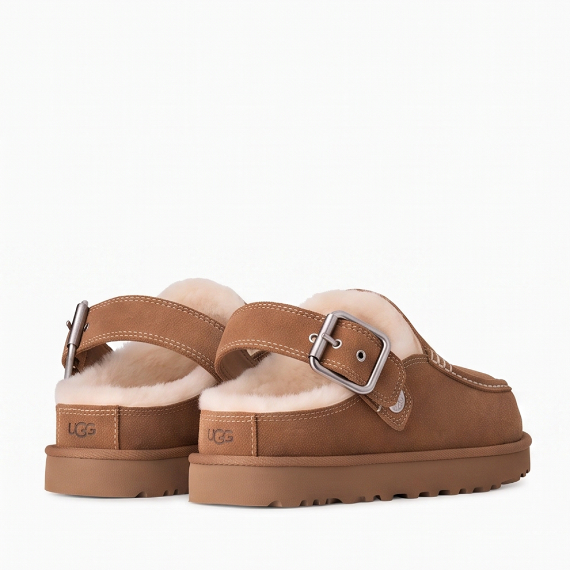 Zuecos tipo mocasín de la marca UGG, modelo GOLDENSTAR EVELINA. Elaborados en ante de primera calidad color cuero. Cuentan con una correa ajustable con hebilla metálica que puedes llevar plegada hacia delante o alrededor del talón. Logotipo de UGG® grabado. Forro interior de piel cálida y plantilla contorneada para un confort absoluto. Suela ligera de goma EVA de caña de azúcar con ligera plataforma y relieve dentado. ¡Estos zuecos UGG GOLDENSTAR EVELINA son un complemento ideal en comodidad y estilo para tus looks de diario!