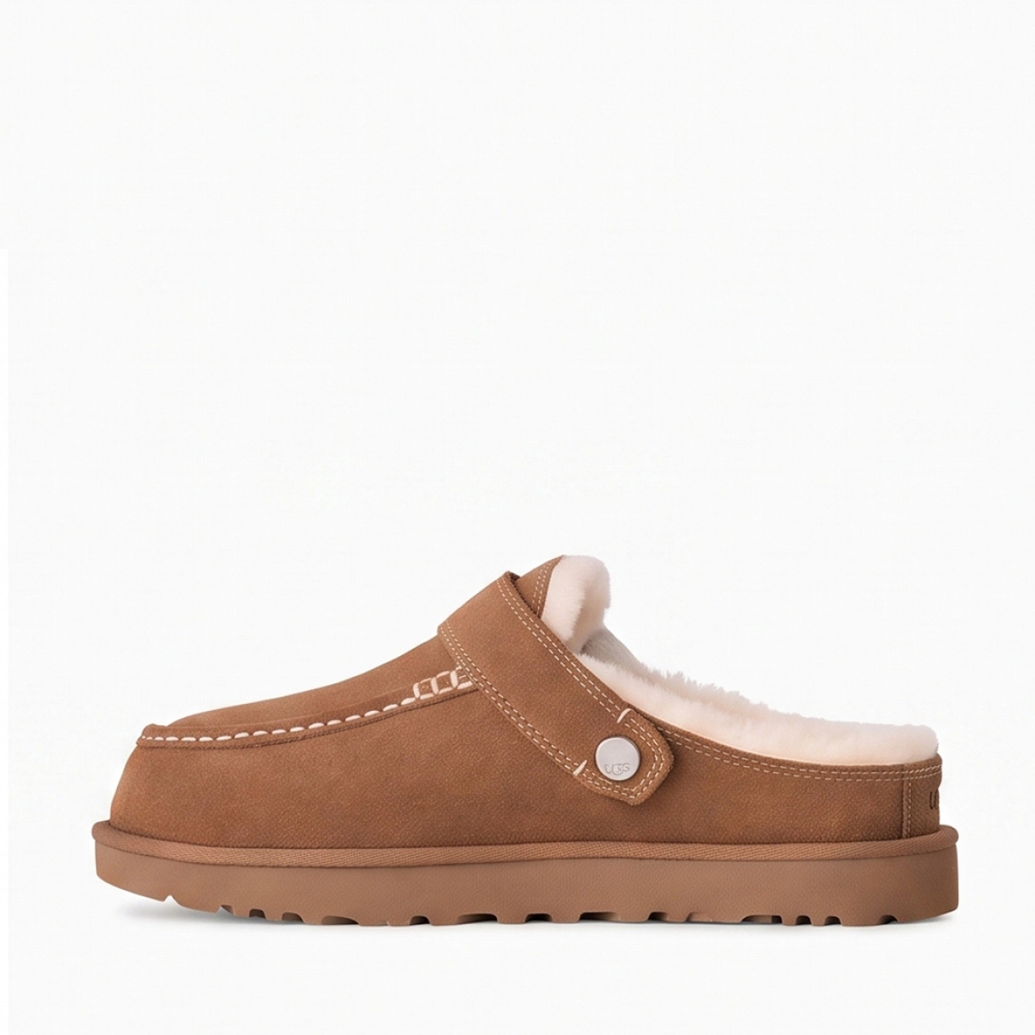 Zuecos tipo mocasín de la marca UGG, modelo GOLDENSTAR EVELINA. Elaborados en ante de primera calidad color cuero. Cuentan con una correa ajustable con hebilla metálica que puedes llevar plegada hacia delante o alrededor del talón. Logotipo de UGG® grabado. Forro interior de piel cálida y plantilla contorneada para un confort absoluto. Suela ligera de goma EVA de caña de azúcar con ligera plataforma y relieve dentado. ¡Estos zuecos UGG GOLDENSTAR EVELINA son un complemento ideal en comodidad y estilo para tus looks de diario!