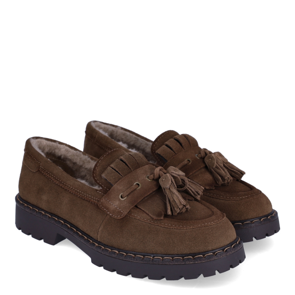 Zapatos estilo mocasín de la marca Tamaris, modelo TUNDRA. Confeccionados en suave piel de ante en tono camel, destacan por su detalle de antifaz con flecos, borlas a tono y un cálido forro interior efecto pelo ideal para el invierno. Su horma suave y flexible se adapta a la perfección a todo tipo de pie. Incorporan plantilla acolchada de alto confort y una suela track de goma dentada con cerco pespunteado que aporta aislamiento y máxima estabilidad. Ideales para combinar con tejanos anchos, pantalones de vestir o vestidos fluidos para un toque de plena tendencia. ¡El básico perfecto para ir abrigada, cómoda y con mucho estilo!