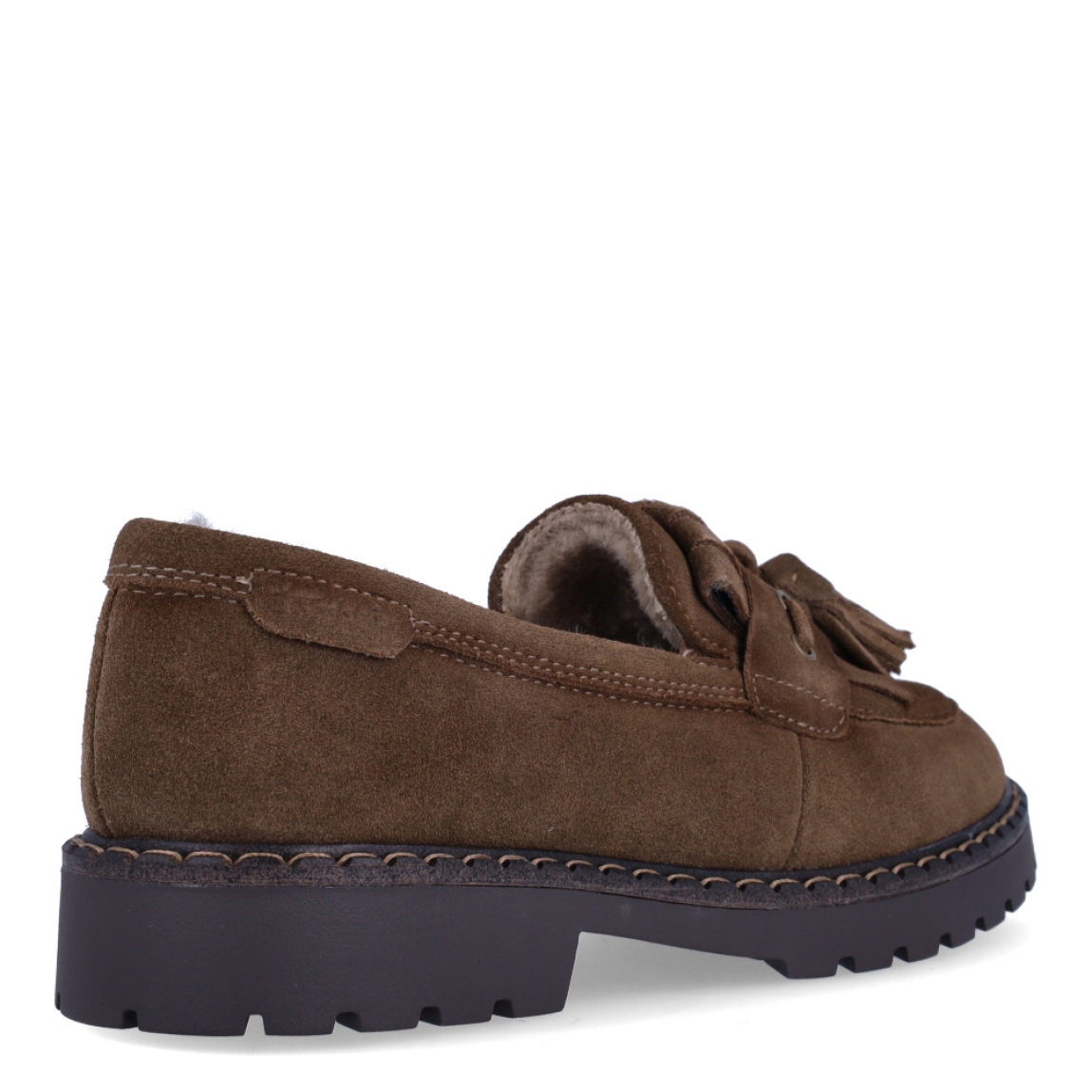Zapatos estilo mocasín de la marca Tamaris, modelo TUNDRA. Confeccionados en suave piel de ante en tono camel, destacan por su detalle de antifaz con flecos, borlas a tono y un cálido forro interior efecto pelo ideal para el invierno. Su horma suave y flexible se adapta a la perfección a todo tipo de pie. Incorporan plantilla acolchada de alto confort y una suela track de goma dentada con cerco pespunteado que aporta aislamiento y máxima estabilidad. Ideales para combinar con tejanos anchos, pantalones de vestir o vestidos fluidos para un toque de plena tendencia. ¡El básico perfecto para ir abrigada, cómoda y con mucho estilo!