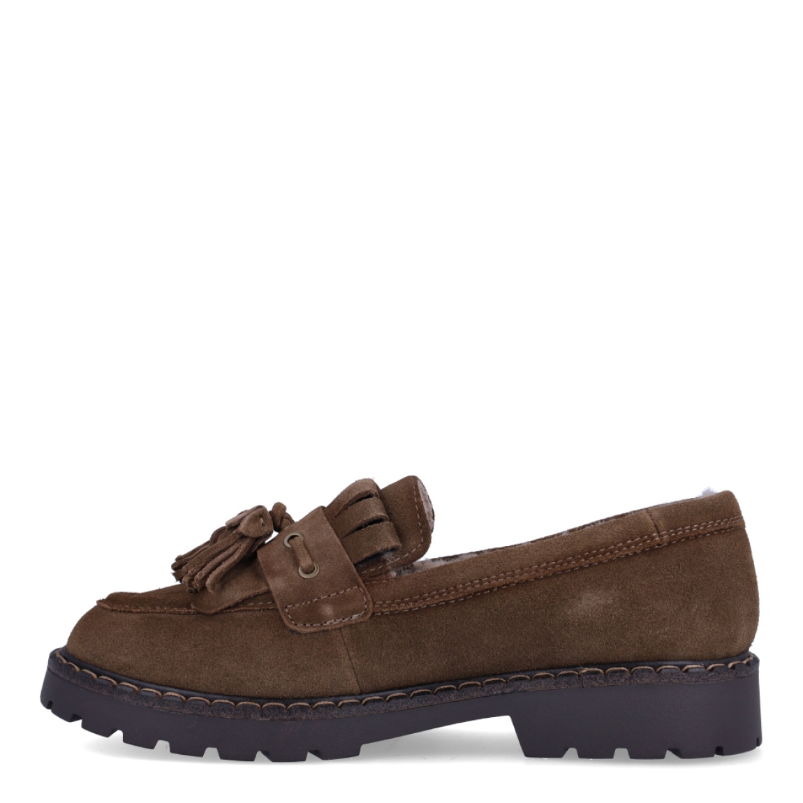 Zapatos estilo mocasín de la marca Tamaris, modelo TUNDRA. Confeccionados en suave piel de ante en tono camel, destacan por su detalle de antifaz con flecos, borlas a tono y un cálido forro interior efecto pelo ideal para el invierno. Su horma suave y flexible se adapta a la perfección a todo tipo de pie. Incorporan plantilla acolchada de alto confort y una suela track de goma dentada con cerco pespunteado que aporta aislamiento y máxima estabilidad. Ideales para combinar con tejanos anchos, pantalones de vestir o vestidos fluidos para un toque de plena tendencia. ¡El básico perfecto para ir abrigada, cómoda y con mucho estilo!