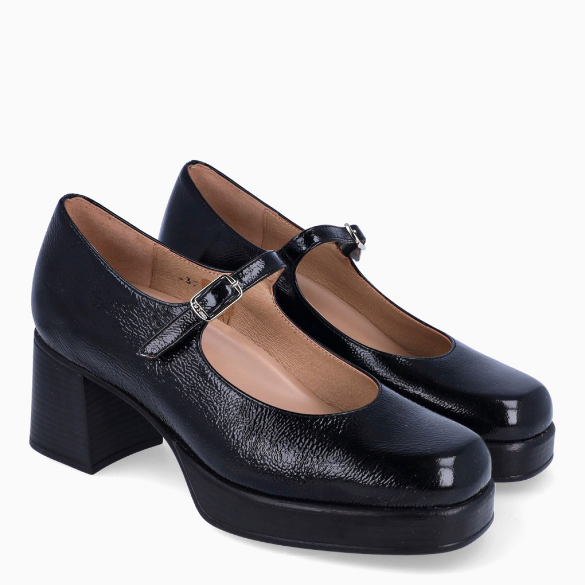 Zapatos estilo merceditas de la marca PieSanto, modelo PARIS. Confeccionados en suave piel con elegante acabado en charol arrugado negro, presentan un diseño de tendencia con puntera cuadrada, pulsera ajustable al empeine con hebilla metálica y plantilla interior extraíble para un ajuste cómodo y adaptable. Destacan por su tacón bloque de 6 cm compensado con una cómoda plataforma delantera, ofreciendo altura estilizada con máxima estabilidad. Ideales para combinar con minifaldas, pantalones de vestir o tejanos anchos, ya sea con calcetines vistos o al descubierto. ¡El zapato de tendencia indispensable que une moda retro-chic y confort artesanal Made in Spain!