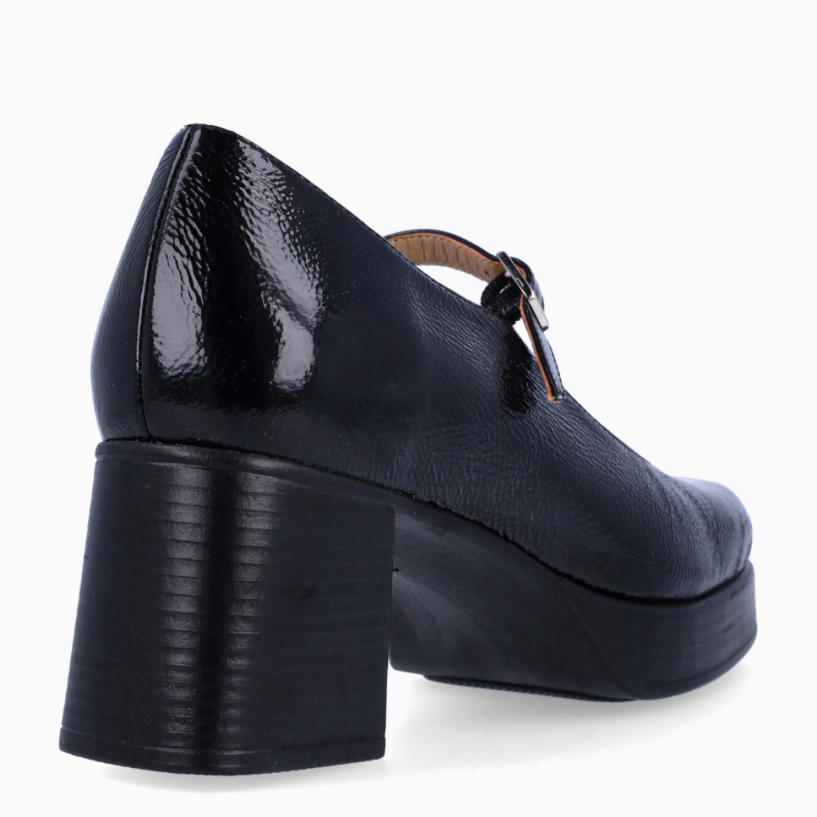 Zapatos estilo merceditas de la marca PieSanto, modelo PARIS. Confeccionados en suave piel con elegante acabado en charol arrugado negro, presentan un diseño de tendencia con puntera cuadrada, pulsera ajustable al empeine con hebilla metálica y plantilla interior extraíble para un ajuste cómodo y adaptable. Destacan por su tacón bloque de 6 cm compensado con una cómoda plataforma delantera, ofreciendo altura estilizada con máxima estabilidad. Ideales para combinar con minifaldas, pantalones de vestir o tejanos anchos, ya sea con calcetines vistos o al descubierto. ¡El zapato de tendencia indispensable que une moda retro-chic y confort artesanal Made in Spain!