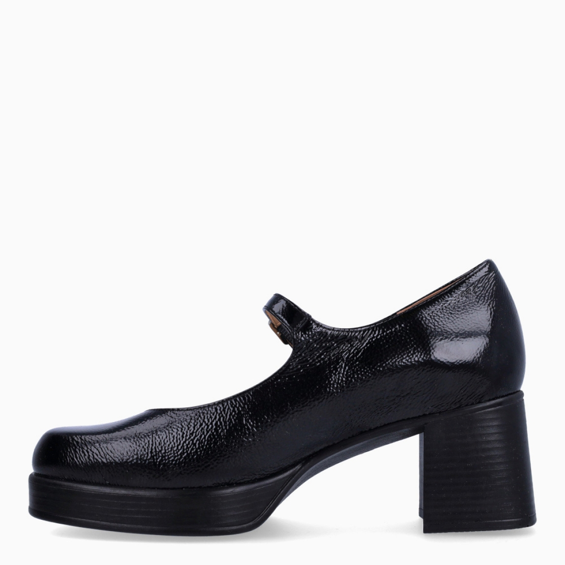 Zapatos estilo merceditas de la marca PieSanto, modelo PARIS. Confeccionados en suave piel con elegante acabado en charol arrugado negro, presentan un diseño de tendencia con puntera cuadrada, pulsera ajustable al empeine con hebilla metálica y plantilla interior extraíble para un ajuste cómodo y adaptable. Destacan por su tacón bloque de 6 cm compensado con una cómoda plataforma delantera, ofreciendo altura estilizada con máxima estabilidad. Ideales para combinar con minifaldas, pantalones de vestir o tejanos anchos, ya sea con calcetines vistos o al descubierto. ¡El zapato de tendencia indispensable que une moda retro-chic y confort artesanal Made in Spain!