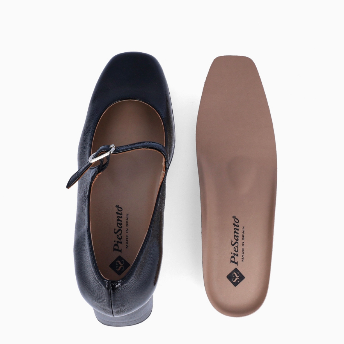 Zapatos estilo merceditas de la marca PieSanto, modelo PARIS. Confeccionados en suave piel con elegante acabado en charol arrugado negro, presentan un diseño de tendencia con puntera cuadrada, pulsera ajustable al empeine con hebilla metálica y plantilla interior extraíble para un ajuste cómodo y adaptable. Destacan por su tacón bloque de 6 cm compensado con una cómoda plataforma delantera, ofreciendo altura estilizada con máxima estabilidad. Ideales para combinar con minifaldas, pantalones de vestir o tejanos anchos, ya sea con calcetines vistos o al descubierto. ¡El zapato de tendencia indispensable que une moda retro-chic y confort artesanal Made in Spain!