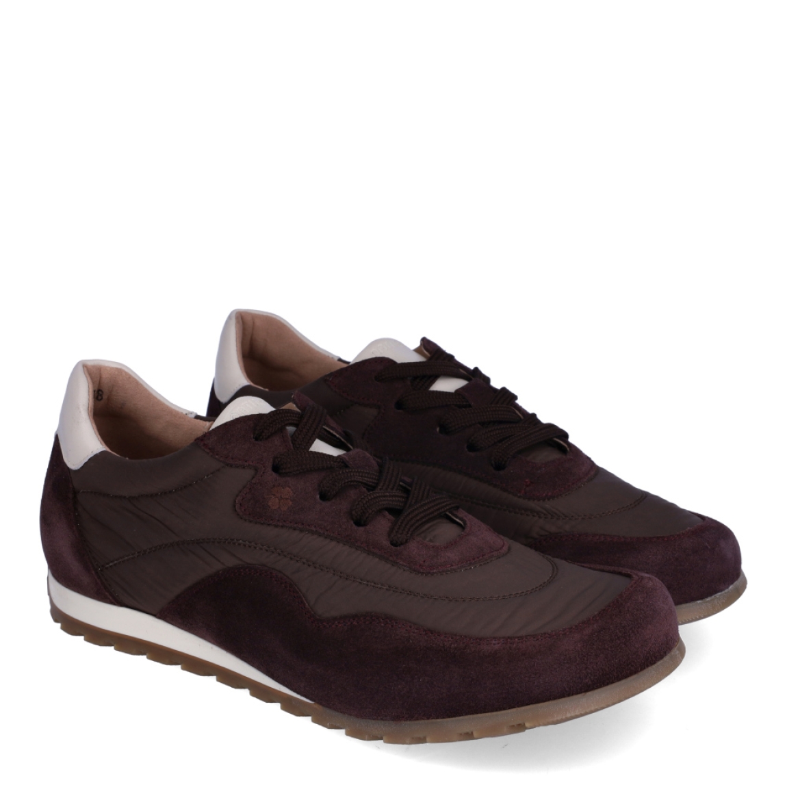 Deportiva confort de la marca Pie Santo, modelo BERRY. Confeccionadas en una combinación de nailon técnico acolchado y refuerzos de serraje en un favorecedor tono burdeos, destacan por su talonera en contraste crudo y su diseño de estilo retro running.Especialmente pensadas para garantizar el máximo confort, incorporan una plantilla anatómica extraíble de la línea Naturfoot, ideal para pies delicados o que requieran el uso de plantillas ortopédicas. Disponen de cierre con cordones al tono para un ajuste a medida y un piso plano con entresuela ligera y suela de goma dentada en color caramelo, que asegura una pisada suave, amortiguada y con excelente tracción. ¡Comodidad y ligereza para tus paseos diarios!