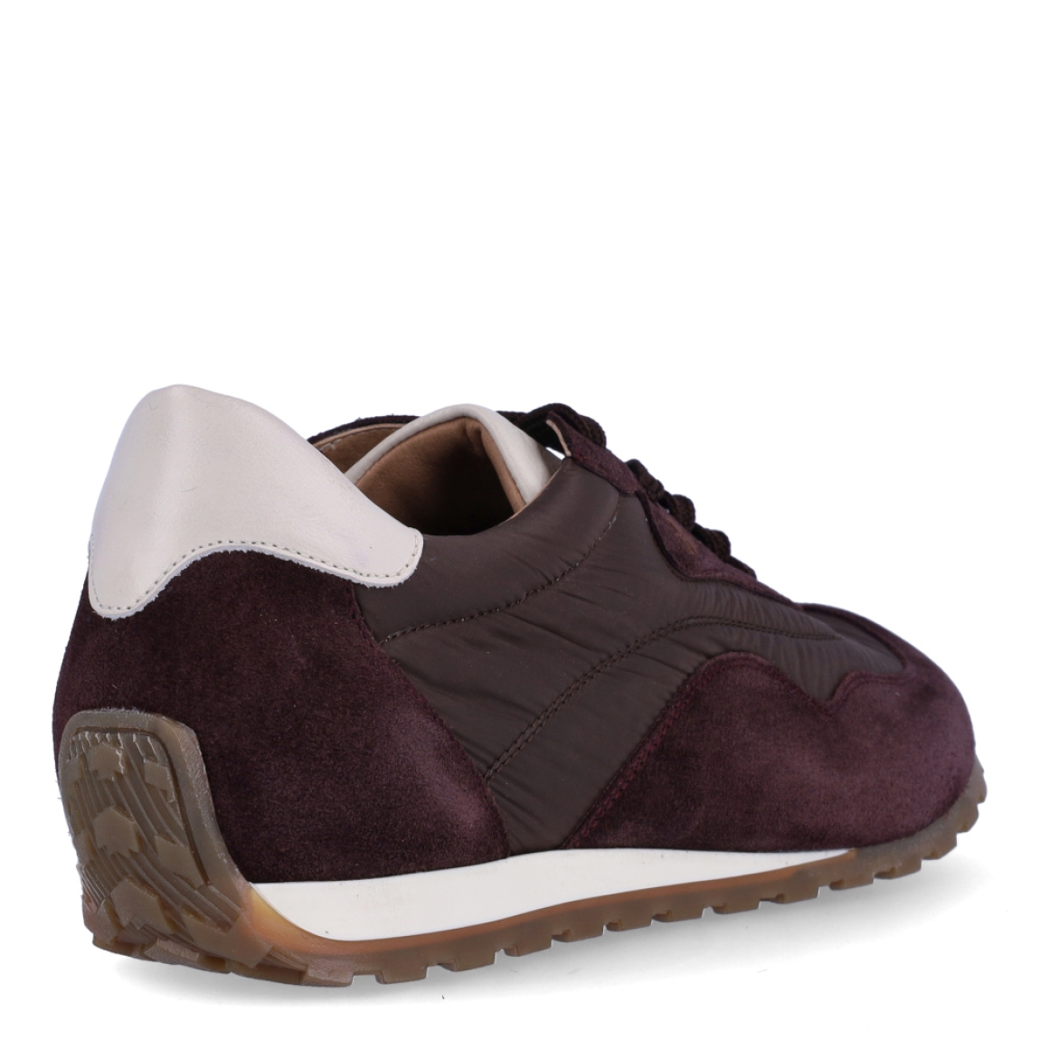 Deportiva confort de la marca Pie Santo, modelo BERRY. Confeccionadas en una combinación de nailon técnico acolchado y refuerzos de serraje en un favorecedor tono burdeos, destacan por su talonera en contraste crudo y su diseño de estilo retro running.Especialmente pensadas para garantizar el máximo confort, incorporan una plantilla anatómica extraíble de la línea Naturfoot, ideal para pies delicados o que requieran el uso de plantillas ortopédicas. Disponen de cierre con cordones al tono para un ajuste a medida y un piso plano con entresuela ligera y suela de goma dentada en color caramelo, que asegura una pisada suave, amortiguada y con excelente tracción. ¡Comodidad y ligereza para tus paseos diarios!