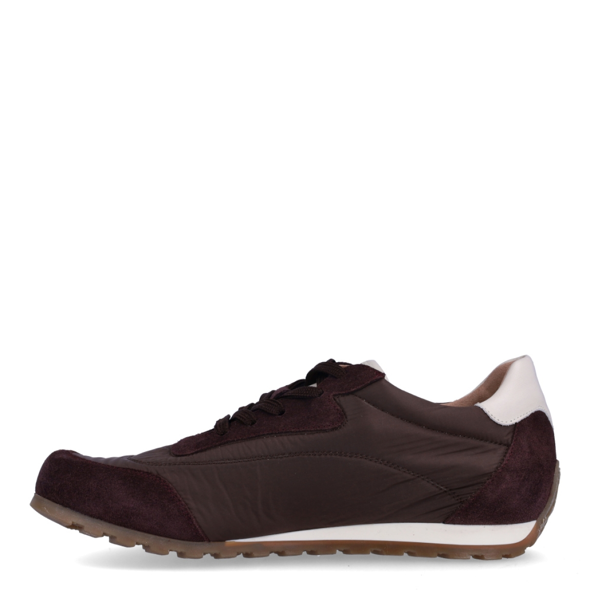 Deportiva confort de la marca Pie Santo, modelo BERRY. Confeccionadas en una combinación de nailon técnico acolchado y refuerzos de serraje en un favorecedor tono burdeos, destacan por su talonera en contraste crudo y su diseño de estilo retro running.Especialmente pensadas para garantizar el máximo confort, incorporan una plantilla anatómica extraíble de la línea Naturfoot, ideal para pies delicados o que requieran el uso de plantillas ortopédicas. Disponen de cierre con cordones al tono para un ajuste a medida y un piso plano con entresuela ligera y suela de goma dentada en color caramelo, que asegura una pisada suave, amortiguada y con excelente tracción. ¡Comodidad y ligereza para tus paseos diarios!
