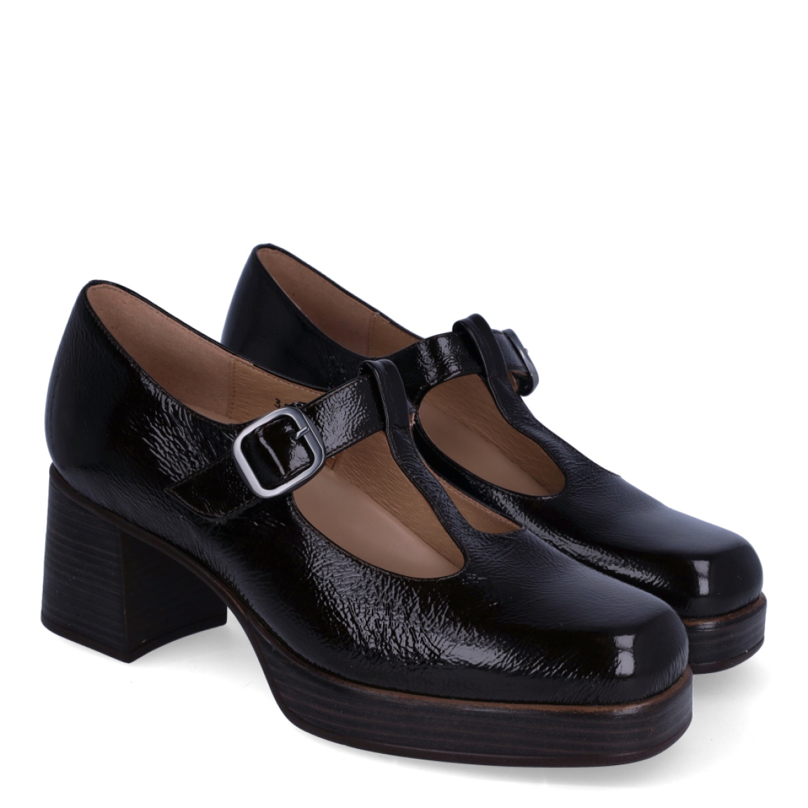 Zapatos estilo merceditas con tacón de la marca Pie Santo, modelo VALENTINA. Confeccionadas en piel con acabado de charol arrugado marrón chocolate, destacan por su diseño retro en T y puntera cuadrada. Incorporan una plantilla interior acolchada, cierre de hebilla ajustable y un tacón ancho de 6 cm con plataforma delantera de goma flexible para caminar con total confort. Ideales para combinar con pantalones de vestir, faldas midi o tejanos anchos. ¡Elegancia y comodidad asegurada!