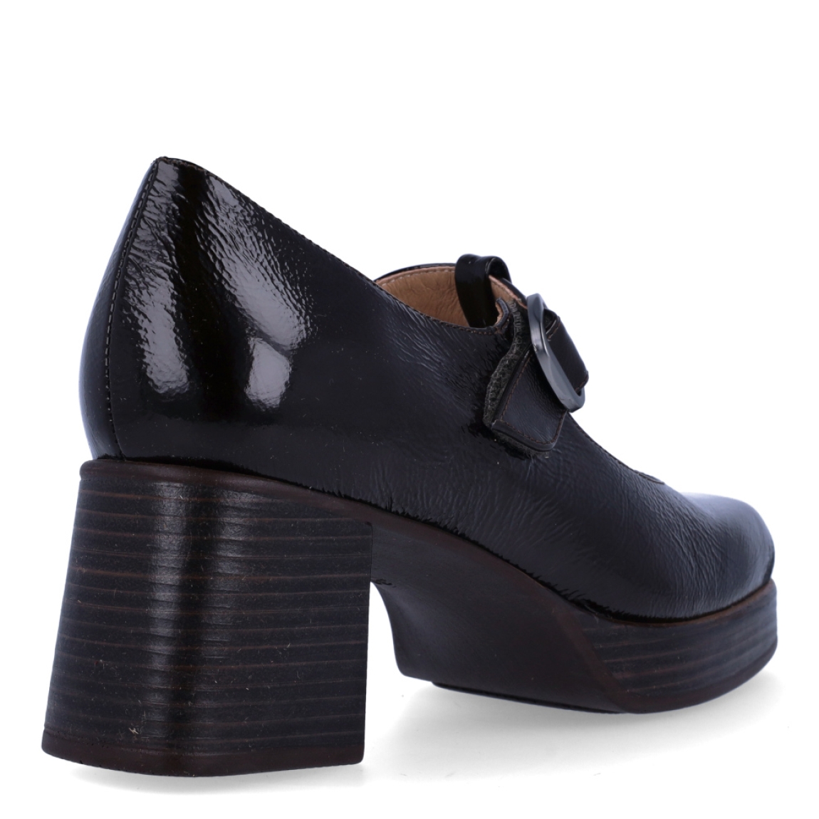 Zapatos estilo merceditas con tacón de la marca Pie Santo, modelo VALENTINA. Confeccionadas en piel con acabado de charol arrugado marrón chocolate, destacan por su diseño retro en T y puntera cuadrada. Incorporan una plantilla interior acolchada, cierre de hebilla ajustable y un tacón ancho de 6 cm con plataforma delantera de goma flexible para caminar con total confort. Ideales para combinar con pantalones de vestir, faldas midi o tejanos anchos. ¡Elegancia y comodidad asegurada!