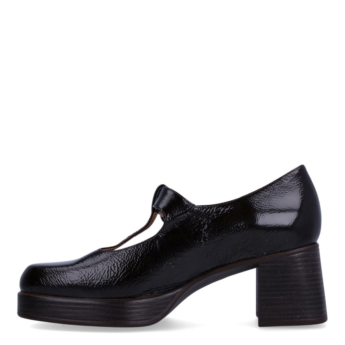 Zapatos estilo merceditas con tacón de la marca Pie Santo, modelo VALENTINA. Confeccionadas en piel con acabado de charol arrugado marrón chocolate, destacan por su diseño retro en T y puntera cuadrada. Incorporan una plantilla interior acolchada, cierre de hebilla ajustable y un tacón ancho de 6 cm con plataforma delantera de goma flexible para caminar con total confort. Ideales para combinar con pantalones de vestir, faldas midi o tejanos anchos. ¡Elegancia y comodidad asegurada!