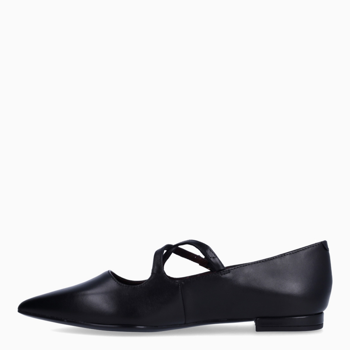 Zapatos estilo merceditas planas de la marca Tamaris, modelo POINTY. Confeccionadas en suave piel negra de primera calidad, destacan por su estilizada puntera fina y su diseño de tiras cruzadas sobre el empeine, que aporta un toque elegante y muy femenino. Cuentan con un cierre de hebilla metálica ajustable en tono dorado y una plantilla acolchada de alta comodidad que garantiza una pisada suave. Su piso plano de goma flexible con tacón de 1 cm asegura un agarre óptimo y confort durante todo el día. Ideales para looks de oficina, combinadas con pantalones de vestir, vestidos fluidos o tejanos anchos. ¡El básico perfecto para tus estilismos diarios y profesionales!