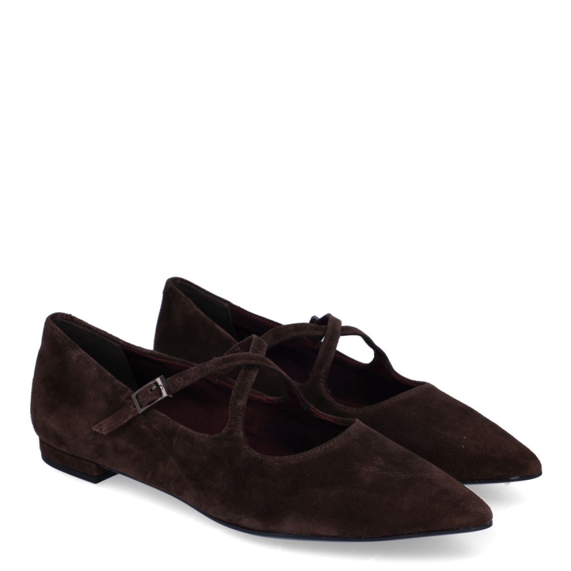 Zapatos estilo merceditas planas de la marca Tamaris, modelo POINTY. Confeccionadas en suave piel de ante en un cálido tono marrón chocolate, destacan por su estilizada puntera fina y su diseño de tiras cruzadas sobre el empeine. Cuentan con cierre de hebilla metálica ajustable y una plantilla acolchada de muy alta comodidad que amortigua cada paso. Su suela de goma flexible con tacón plano de 1 cm garantiza un agarre seguro y máximo confort durante todo el día. Ideales para looks de oficina, combinadas con pantalones de vestir, vestidos fluidos o tejanos anchos. ¡El básico perfecto para tus estilismos diarios y profesionales!