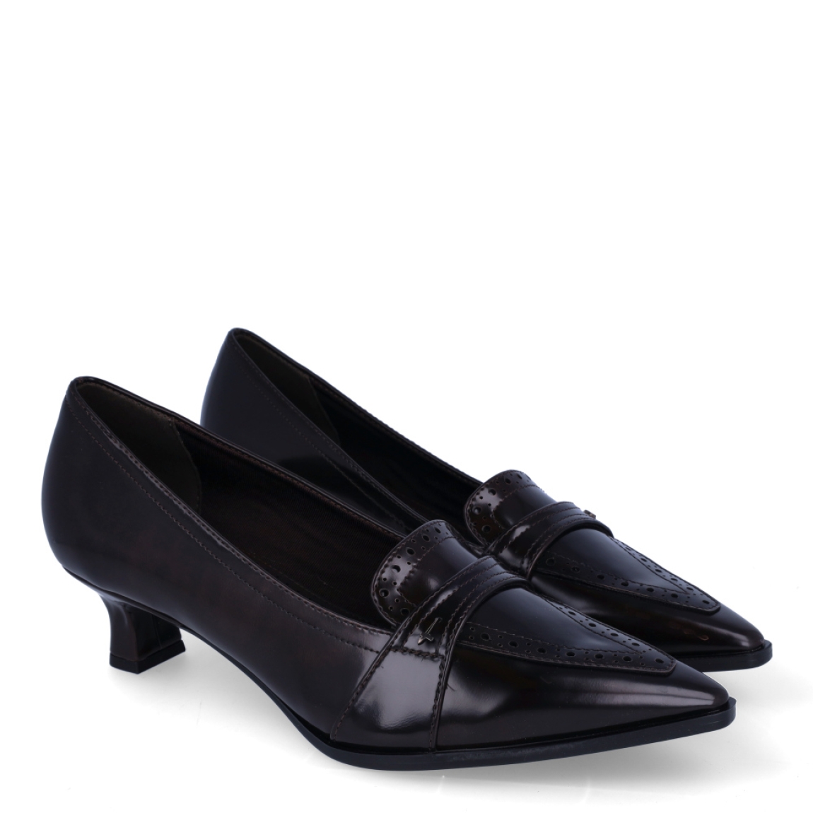 Zapatos de salón de la marca Tamaris, modelo MADISON. Confeccionados en piel con acabado de charol brillante marrón oscuro, destacan por su elegante puntera fina y detalles troquelados de inspiración clásica.Incorporan una plantilla interior acolchada de alto confort, un favorecedor tacón kitten heel de 4 cm muy estable y una suela de goma flexible. Aportan un contraste impecable con tejanos anchos y blazer estructurada, faldas de punto o vestidos de corte recto para tus estilismos diarios y de trabajo. ¡Puro estilo y comodidad para pisar fuerte todo el día!
