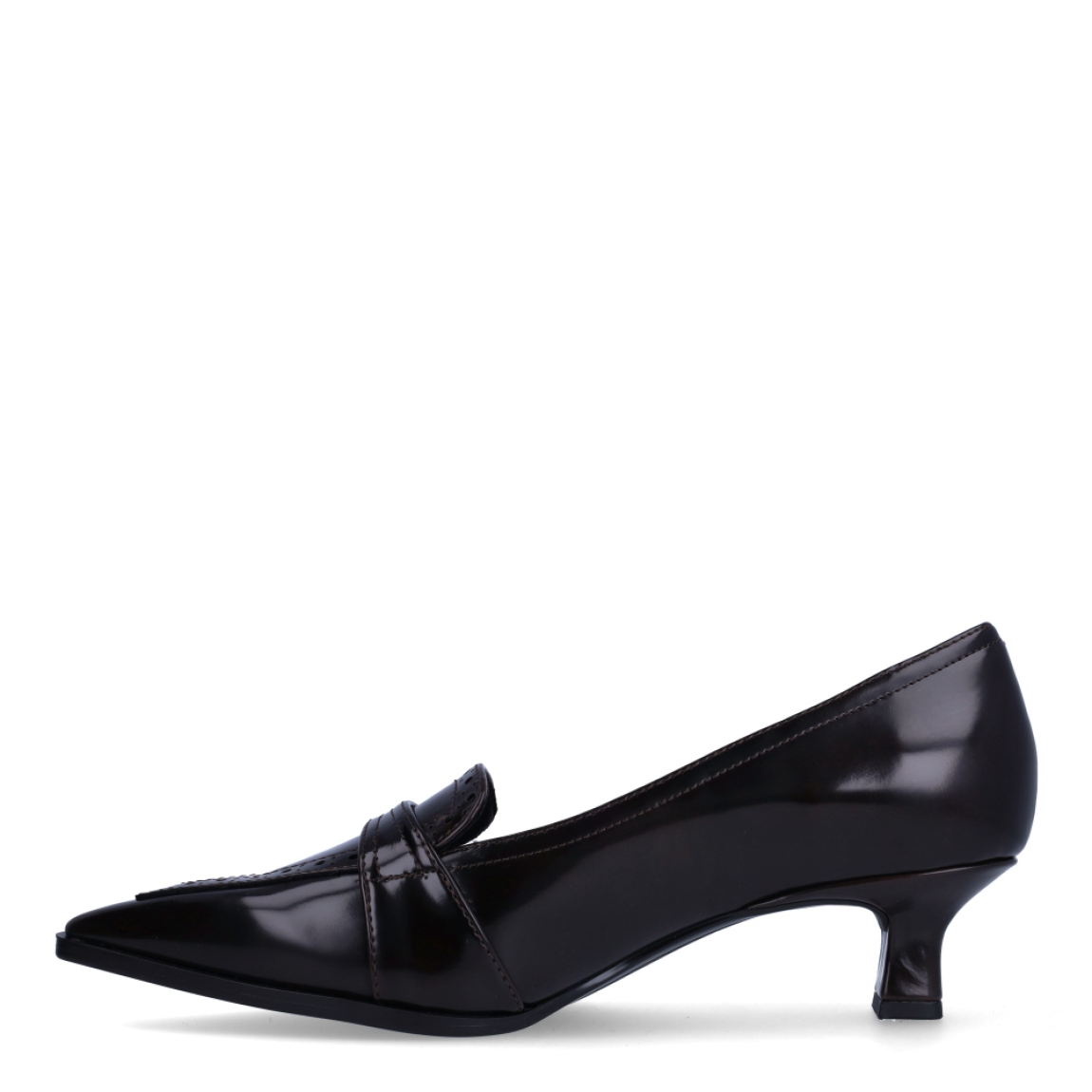 Zapatos de salón de la marca Tamaris, modelo MADISON. Confeccionados en piel con acabado de charol brillante marrón oscuro, destacan por su elegante puntera fina y detalles troquelados de inspiración clásica.Incorporan una plantilla interior acolchada de alto confort, un favorecedor tacón kitten heel de 4 cm muy estable y una suela de goma flexible. Aportan un contraste impecable con tejanos anchos y blazer estructurada, faldas de punto o vestidos de corte recto para tus estilismos diarios y de trabajo. ¡Puro estilo y comodidad para pisar fuerte todo el día!