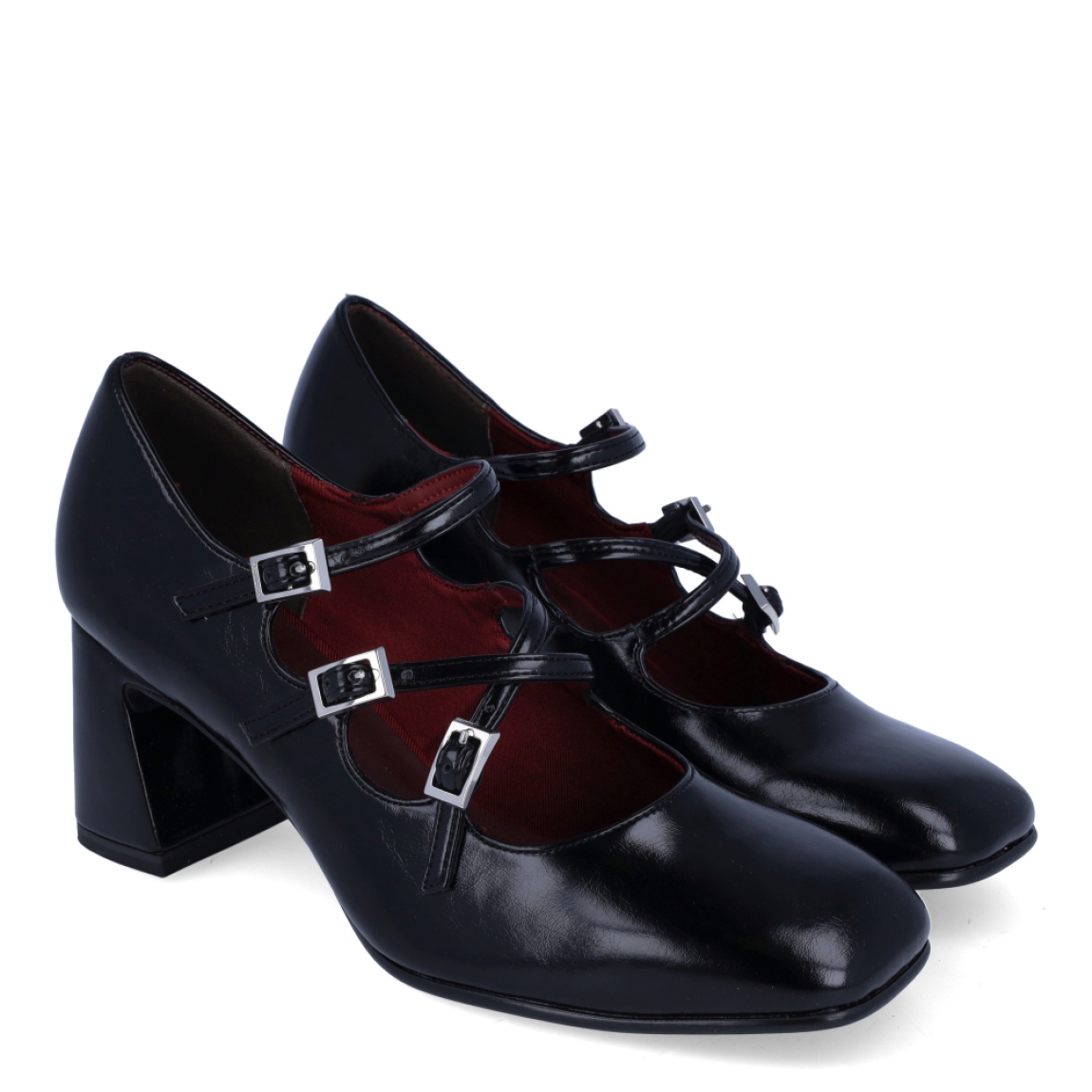 Zapatos estilo merceditas de tacón de la marca Tamaris, modelo CHARLOTTE. Confeccionadas en suave piel negra de primera calidad, destacan por su diseño retro de triple tira sobre el empeine y puntera ligeramente cuadrada. Incorporan tres hebillas metálicas ajustables para una sujeción a medida, plantilla interior acolchada de alto confort y un tacón ancho y geométrico de 6 cm con piso de goma flexible, que garantiza una pisada firme y estable. Ideales para combinar con minifaldas de tablas, vestidos evasé o tejanos anchos con blazer para un estilismo parisino impecable. ¡Elegancia y tendencia sin renunciar a la comodidad!