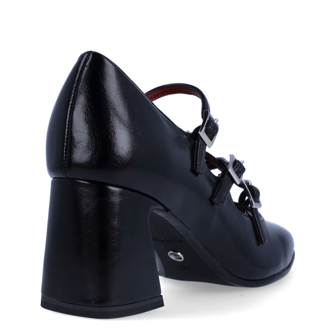 Zapatos estilo merceditas de tacón de la marca Tamaris, modelo CHARLOTTE. Confeccionadas en suave piel negra de primera calidad, destacan por su diseño retro de triple tira sobre el empeine y puntera ligeramente cuadrada. Incorporan tres hebillas metálicas ajustables para una sujeción a medida, plantilla interior acolchada de alto confort y un tacón ancho y geométrico de 6 cm con piso de goma flexible, que garantiza una pisada firme y estable. Ideales para combinar con minifaldas de tablas, vestidos evasé o tejanos anchos con blazer para un estilismo parisino impecable. ¡Elegancia y tendencia sin renunciar a la comodidad!
