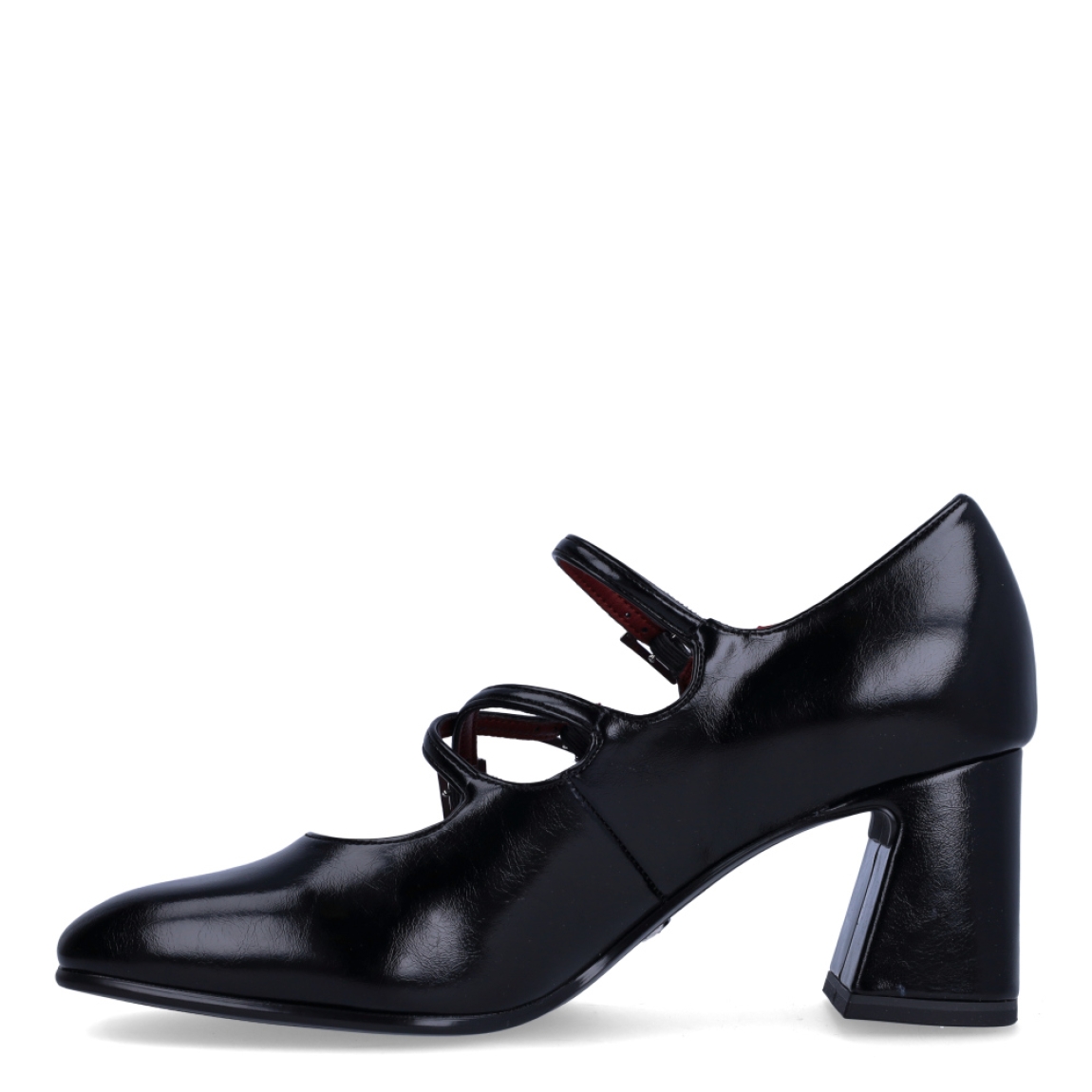 Zapatos estilo merceditas de tacón de la marca Tamaris, modelo CHARLOTTE. Confeccionadas en suave piel negra de primera calidad, destacan por su diseño retro de triple tira sobre el empeine y puntera ligeramente cuadrada. Incorporan tres hebillas metálicas ajustables para una sujeción a medida, plantilla interior acolchada de alto confort y un tacón ancho y geométrico de 6 cm con piso de goma flexible, que garantiza una pisada firme y estable. Ideales para combinar con minifaldas de tablas, vestidos evasé o tejanos anchos con blazer para un estilismo parisino impecable. ¡Elegancia y tendencia sin renunciar a la comodidad!